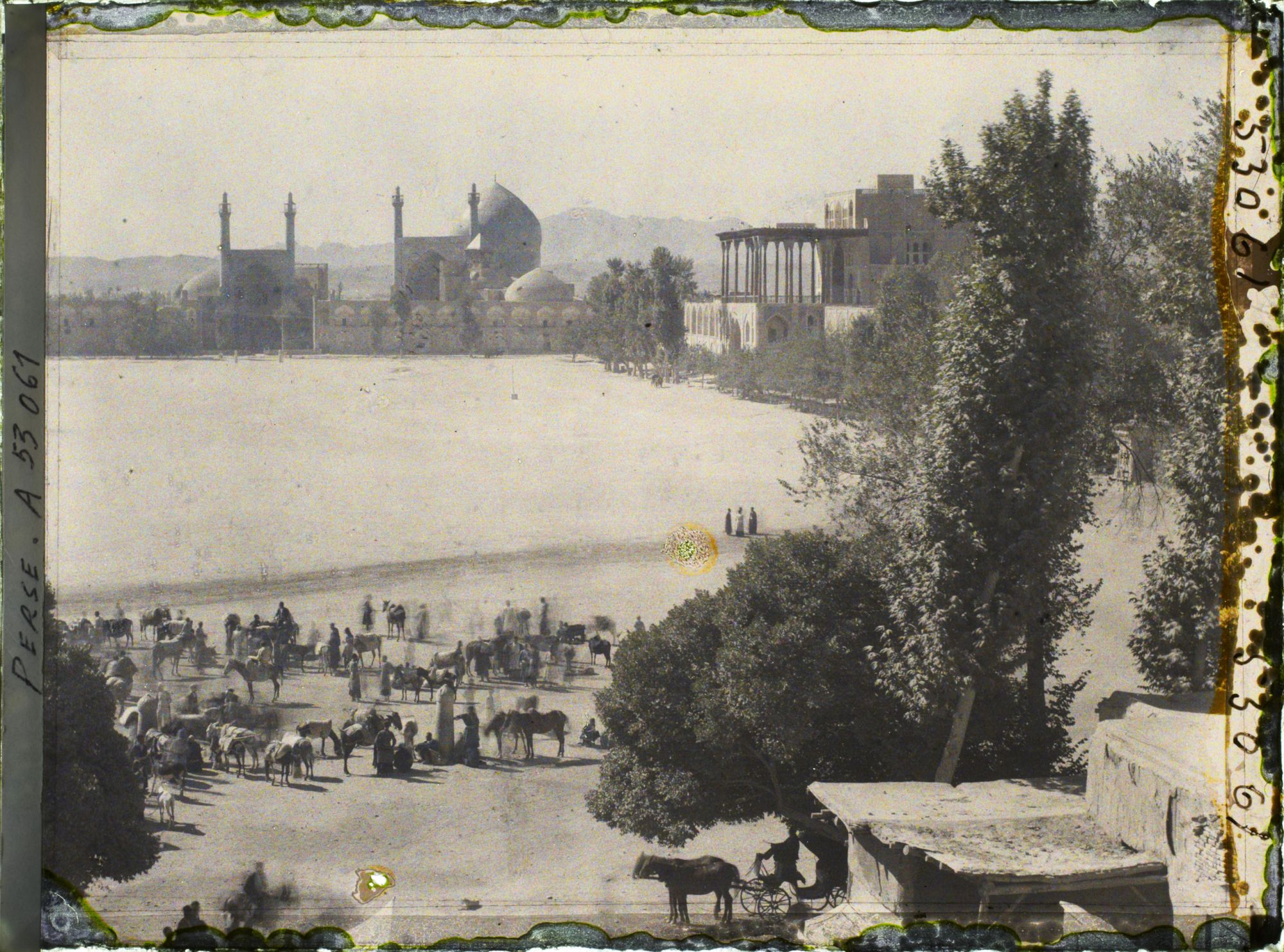 Image représentant La place Naghsh-e Jahan ou Meydan-i-Chah (place Royale), vers la mosquée du Chah au sud et le palais d'Ali Qapu à l'ouest