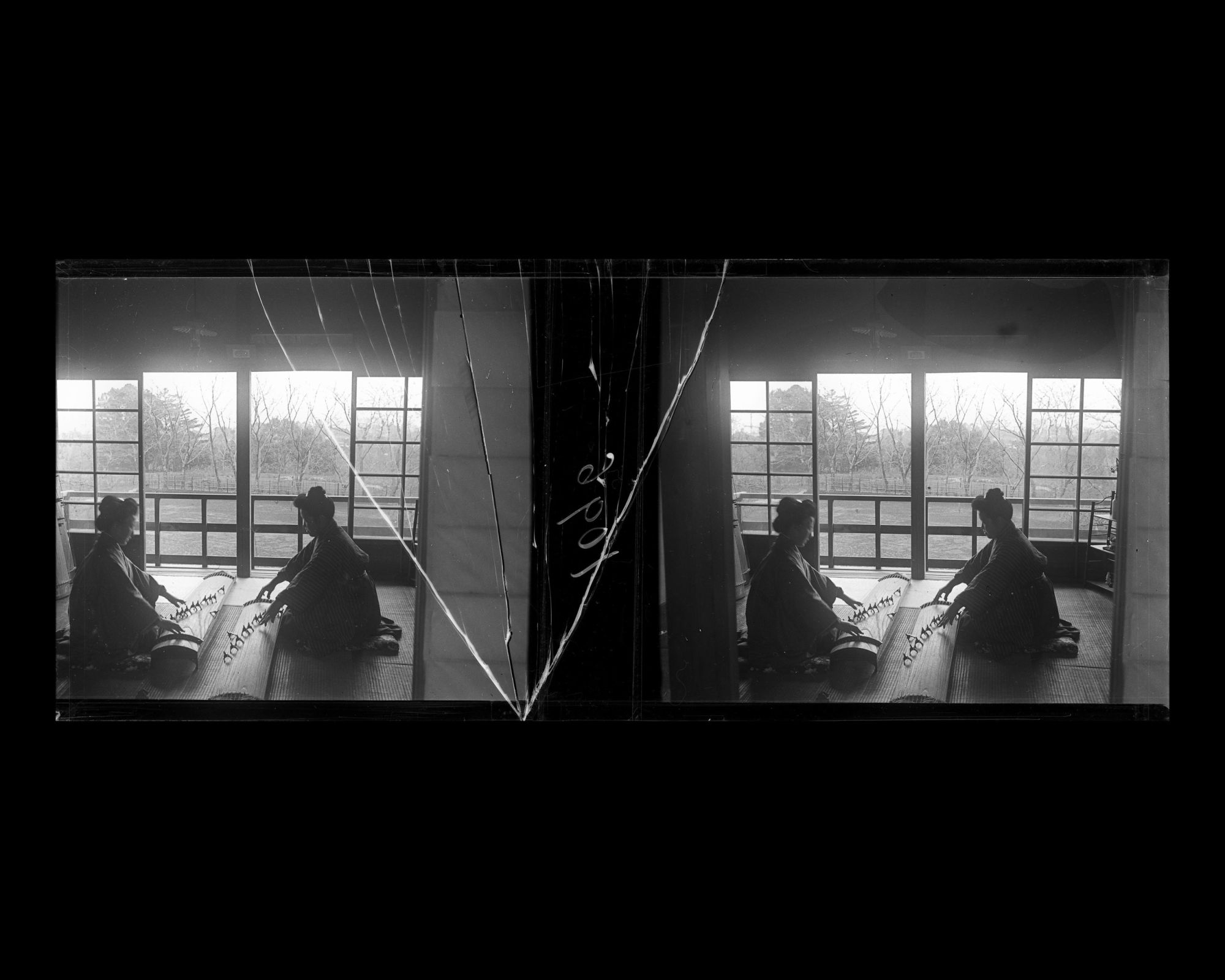 Image représentant Etudiantes de l'université de jeunes filles jouant du koto, un instrument de musique traditionnel