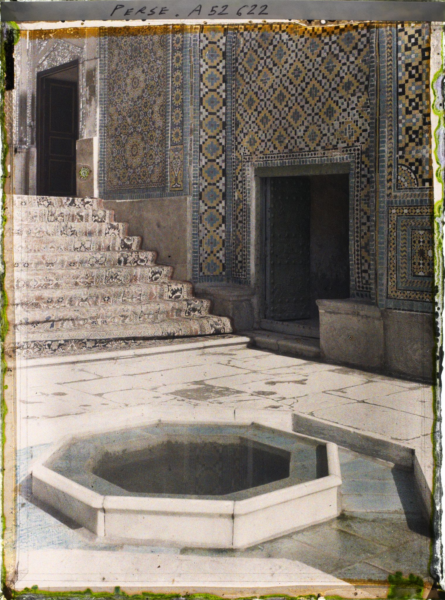 Image représentant Escalier et bassin de l'un des palais de l'Arg (la citadelle royale), palais du Golestan ?