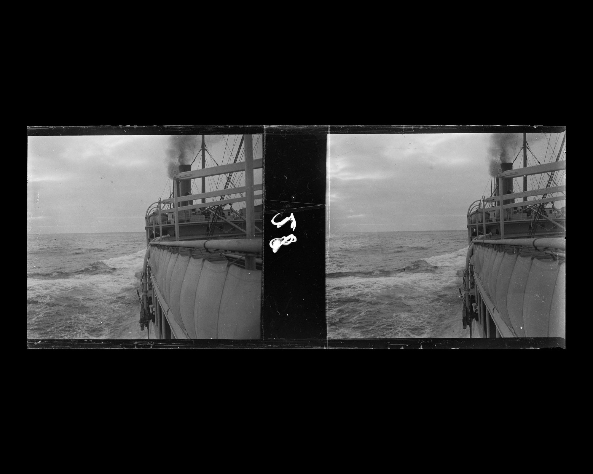 Image représentant Le bastingage et la partie arrière du paquebot