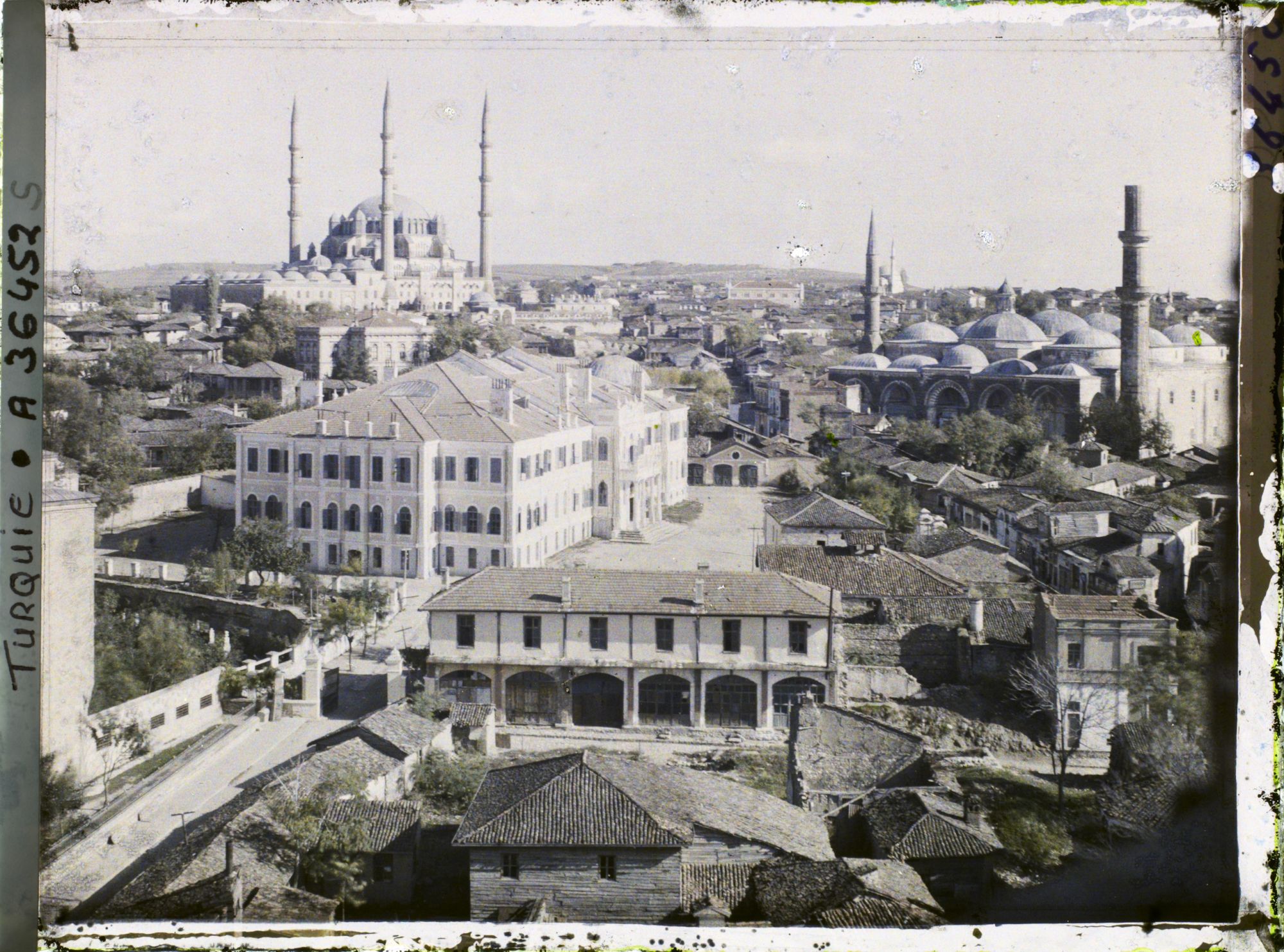 Image représentant Selimiye Camii (Mosquée du Sultan Selim II, ou (Grande Mosquée) à gauche. A droite, l'Eski Camii (la Vieille Mosquée)