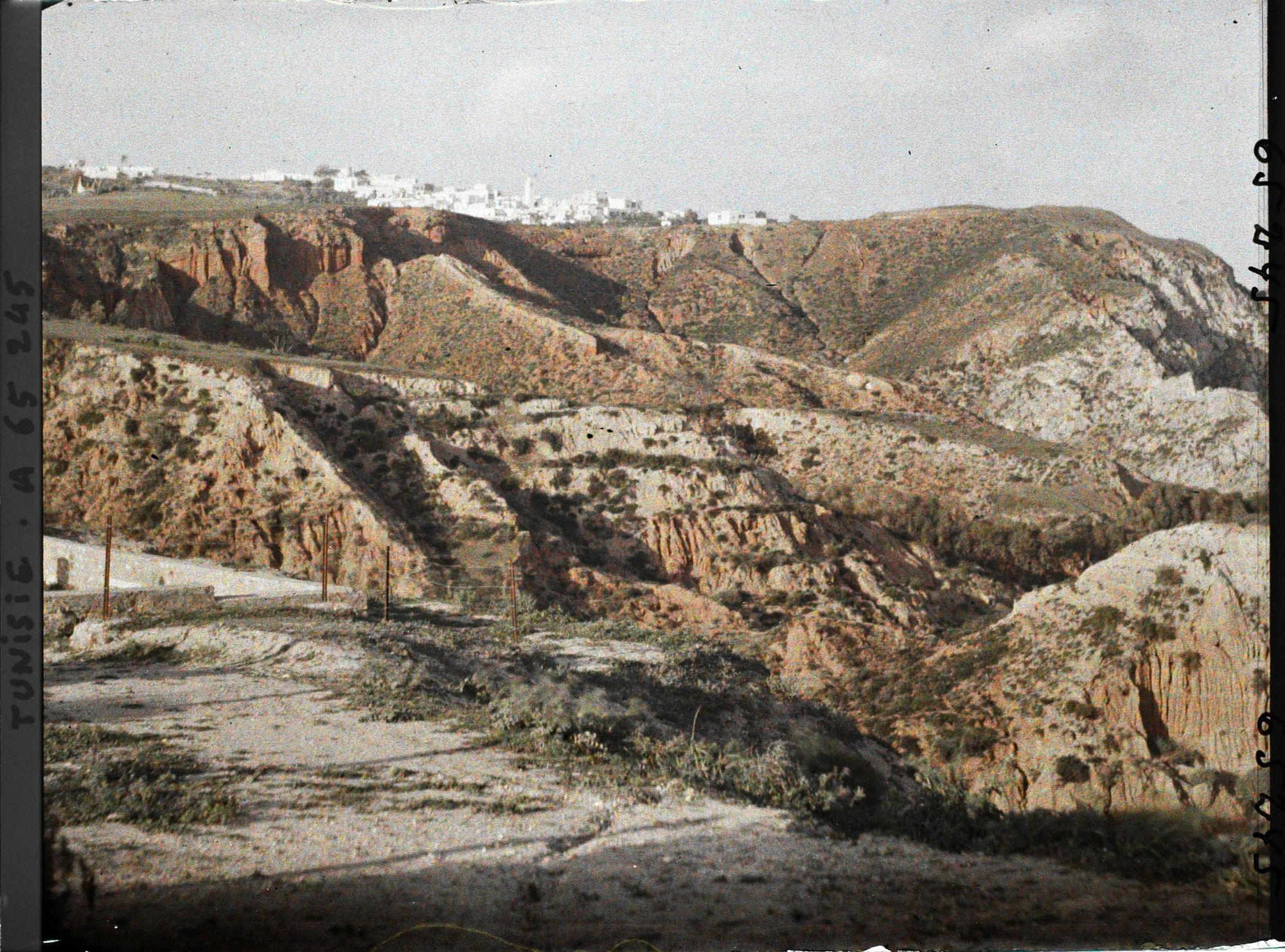 Image représentant Le village vu depuis le bas des falaises