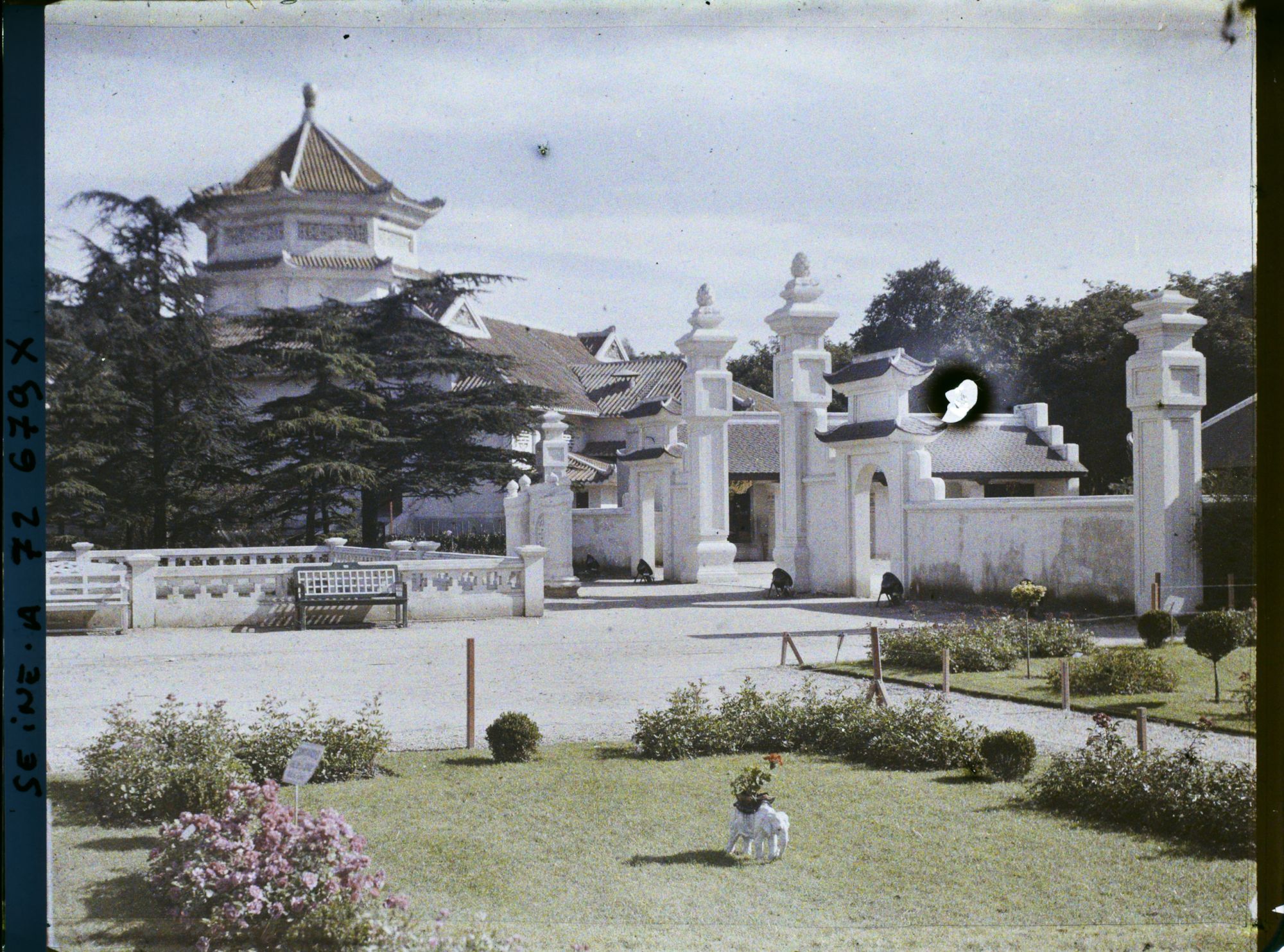 Image représentant L'Exposition Coloniale Internationale de 1931, le pavillon de la Cochinchine et l'entrée du pavillon du Tonkin, section de l'Indochine
