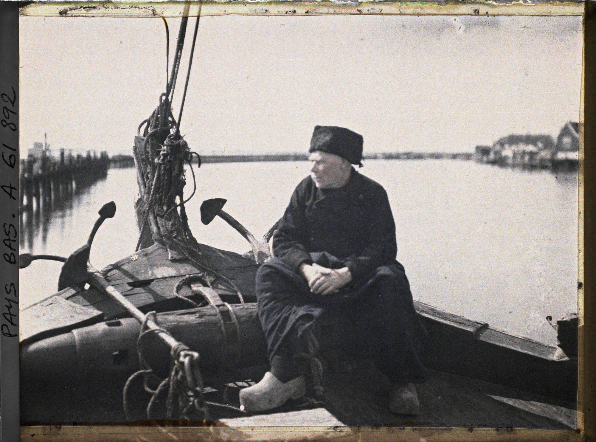 Image représentant Un vieux pêcheur sur sa barque