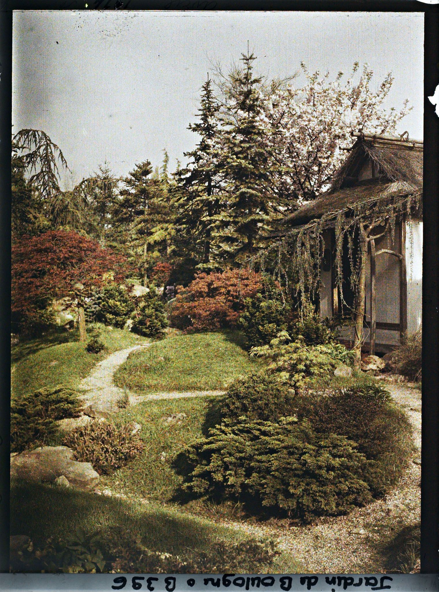 Image représentant Maison de thé du " village japonais ", vue en direction du " sanctuaire japonais "