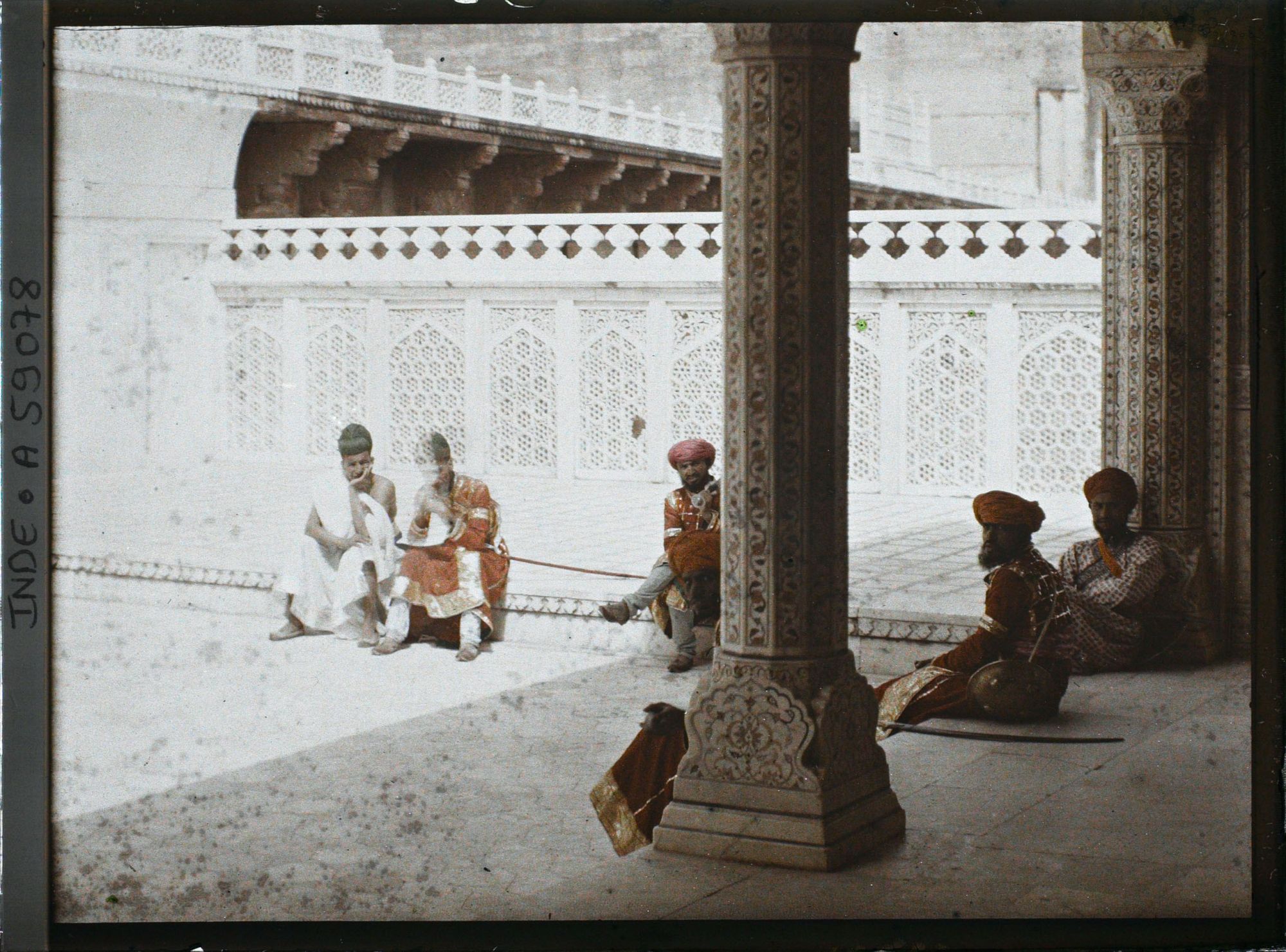 Image représentant Des gardes en costumes anciens sur une terrasse dans le fort Rouge (Lal Qila)