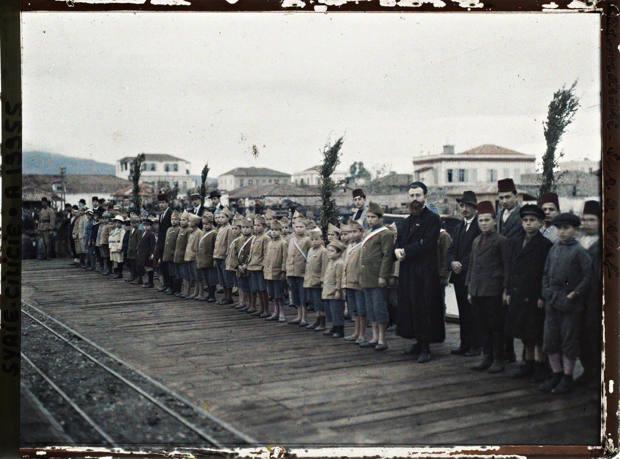 Image représentant Accueil par des écoliers du général Gouraud en visite en Cilicie