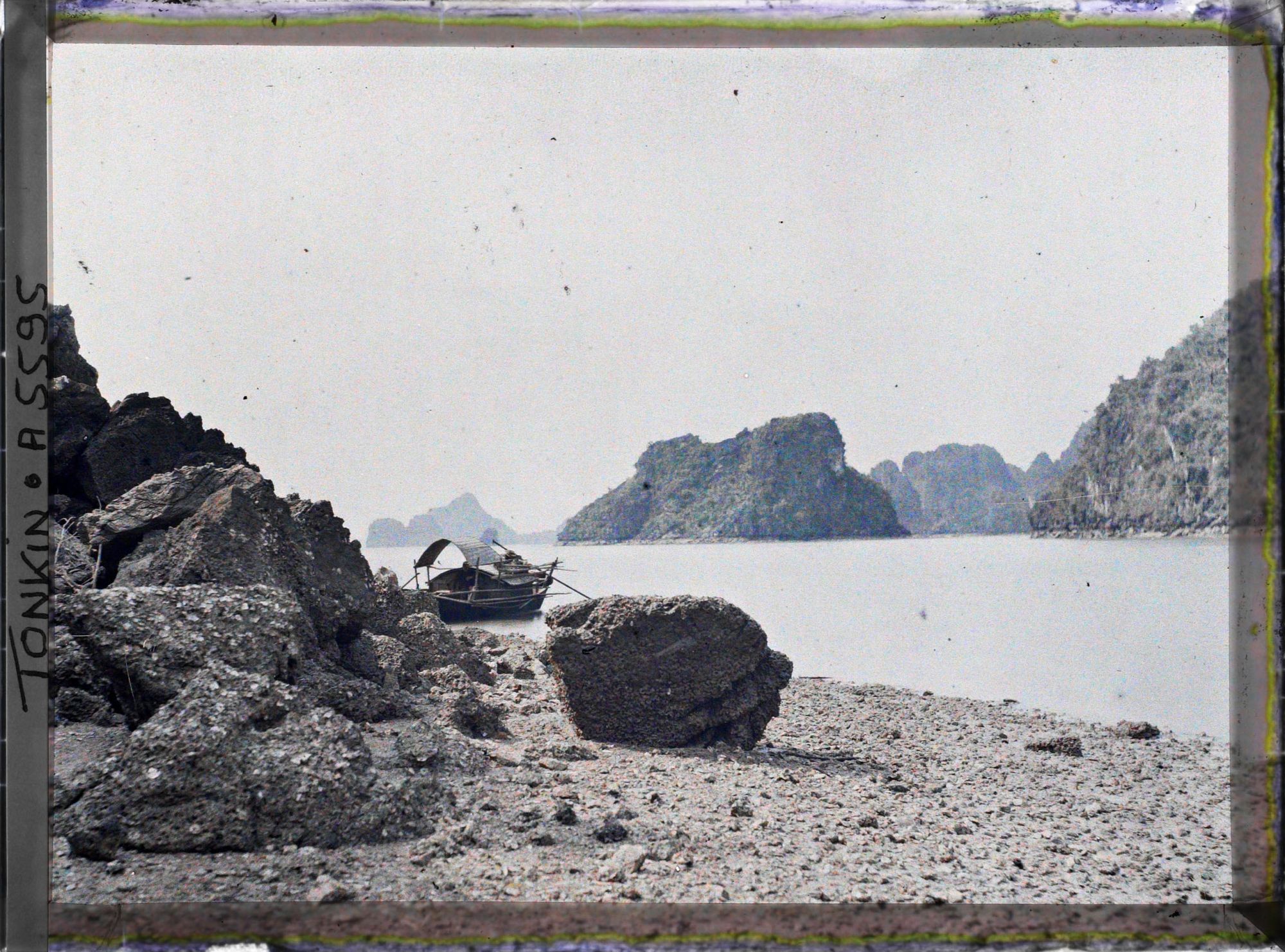 Image représentant Paysage près du Tunnel de Cam-pha (ou " Tunnel de la douane ")