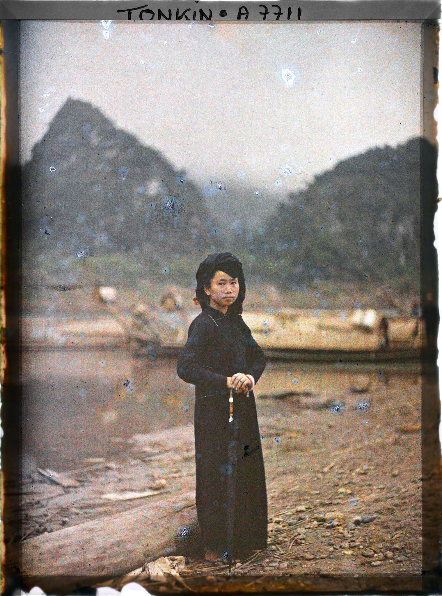 Image représentant Une des femmes faisant partie d'un convoi arrivant du Laos et de la région de Dien bien phu (?)