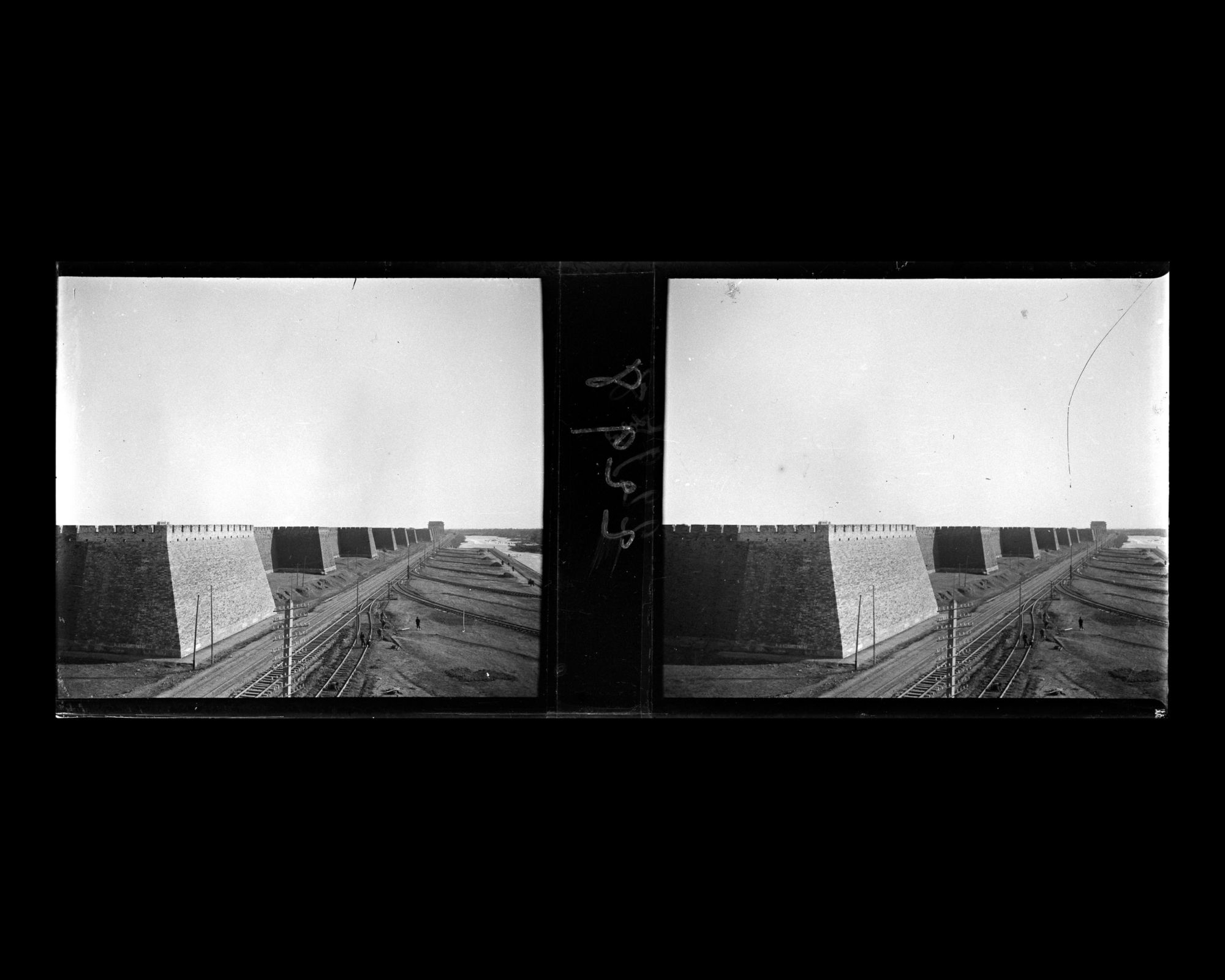 Image représentant La muraille et les voies ferrées de la ligne Pékin-Moukden entre Chongwenmen ("porte de la Vénération des Lettres"), ou Hadamen, et la tour d'angle sud-est de la ville tartare