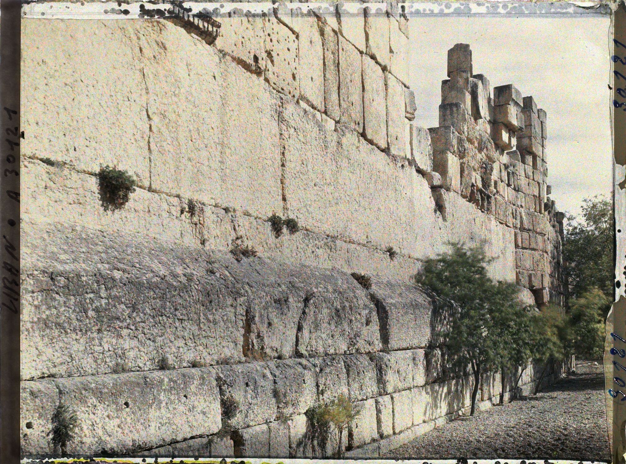 Image représentant Un des murs extérieurs du Temple de Jupiter Héliopolitain, haut d'environ 19 mètres
