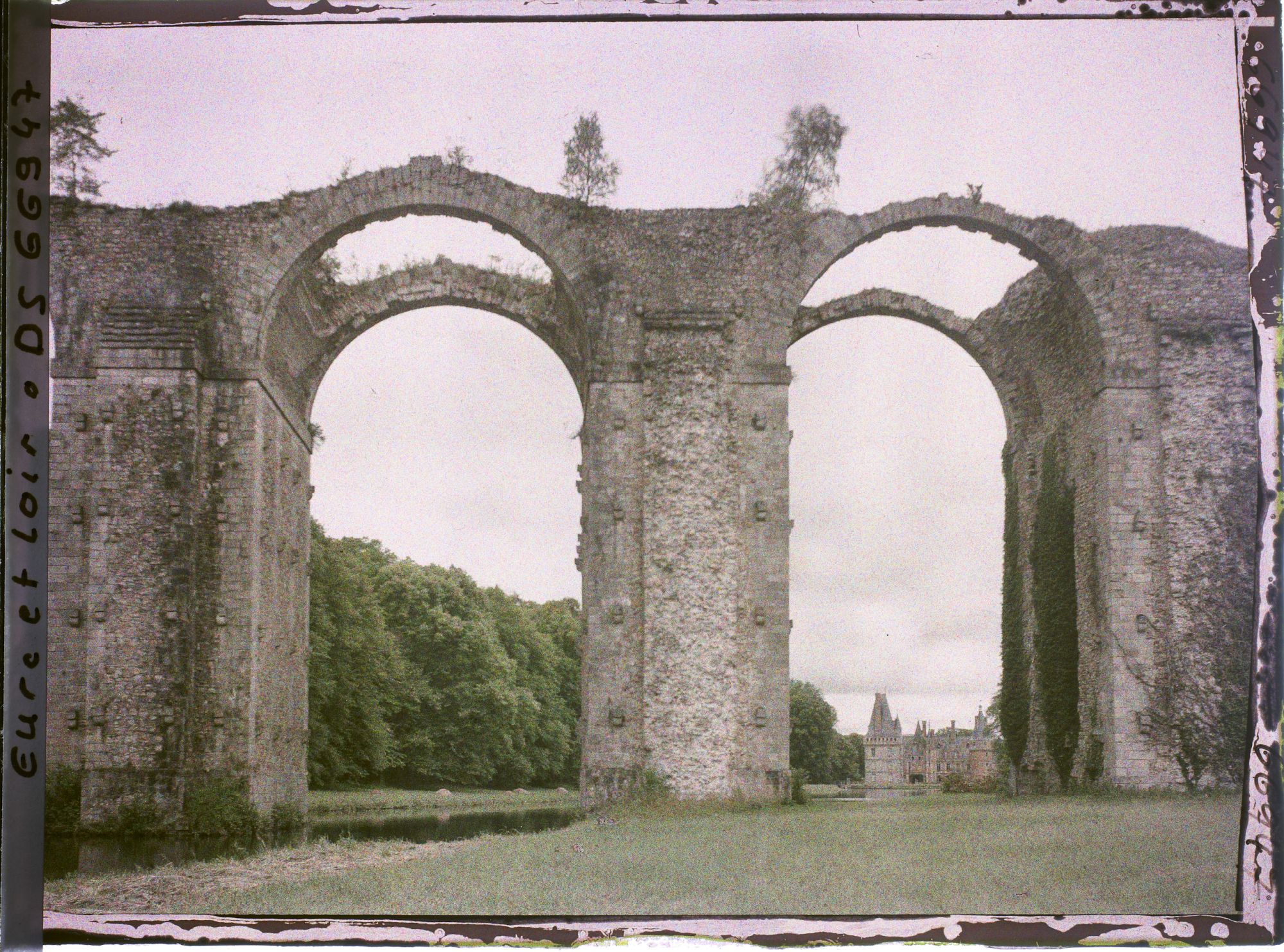 Image représentant Les vestiges de l'aqueduc dans le parc du château de Maintenon