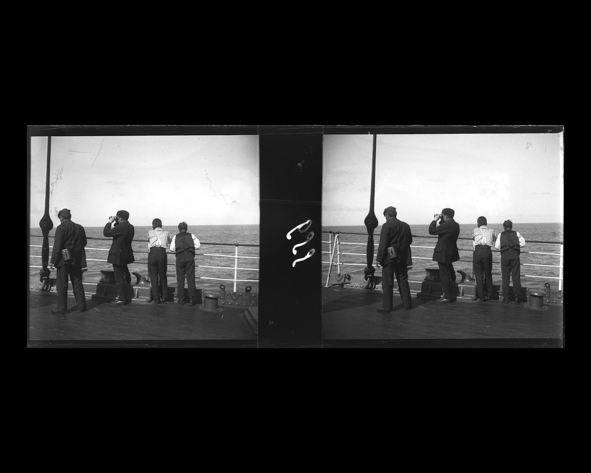 Image représentant Passagers observant la mer