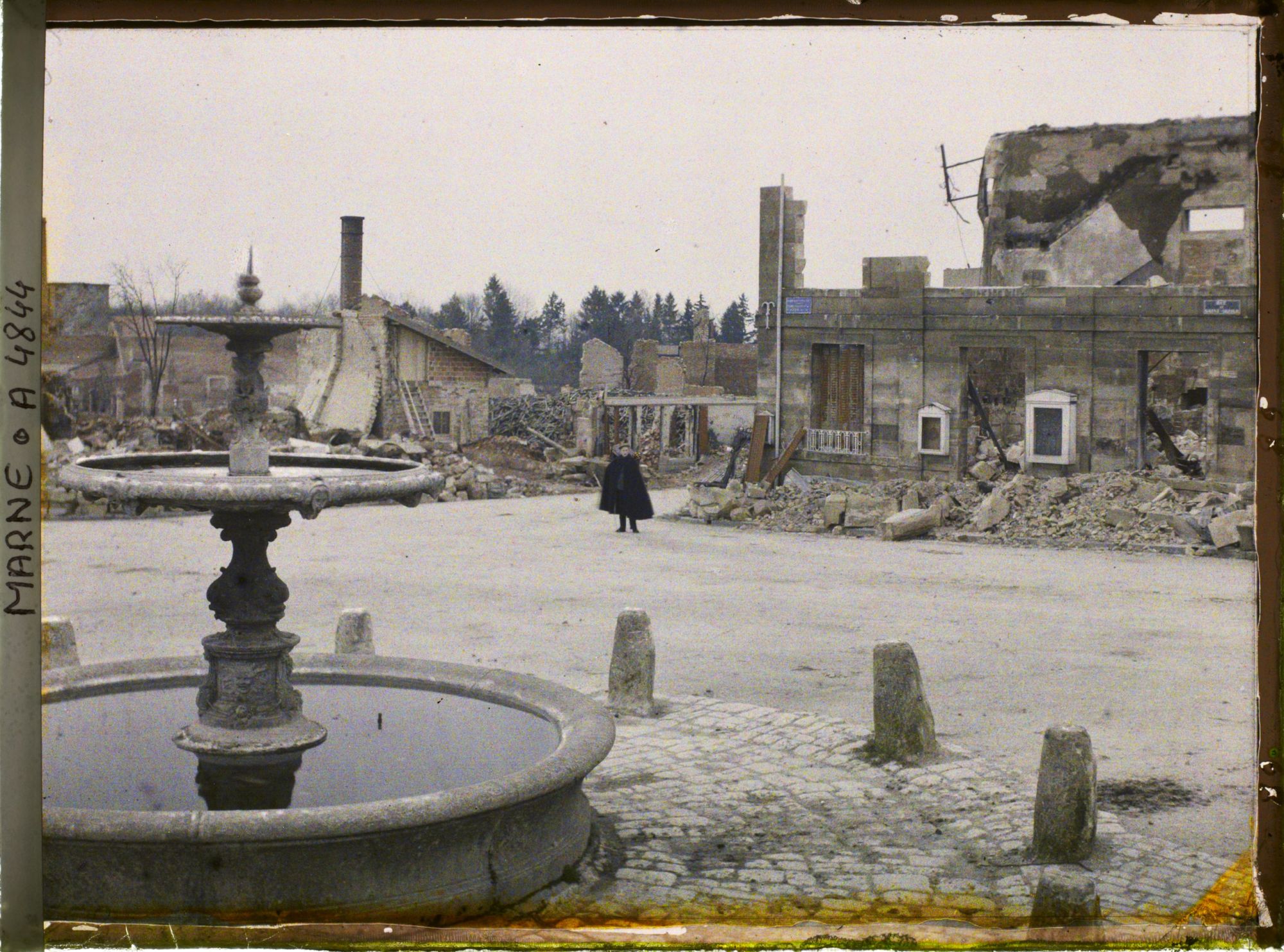 Image représentant L'Hôtel de ville et la fontaine, place de l'Hôtel de ville