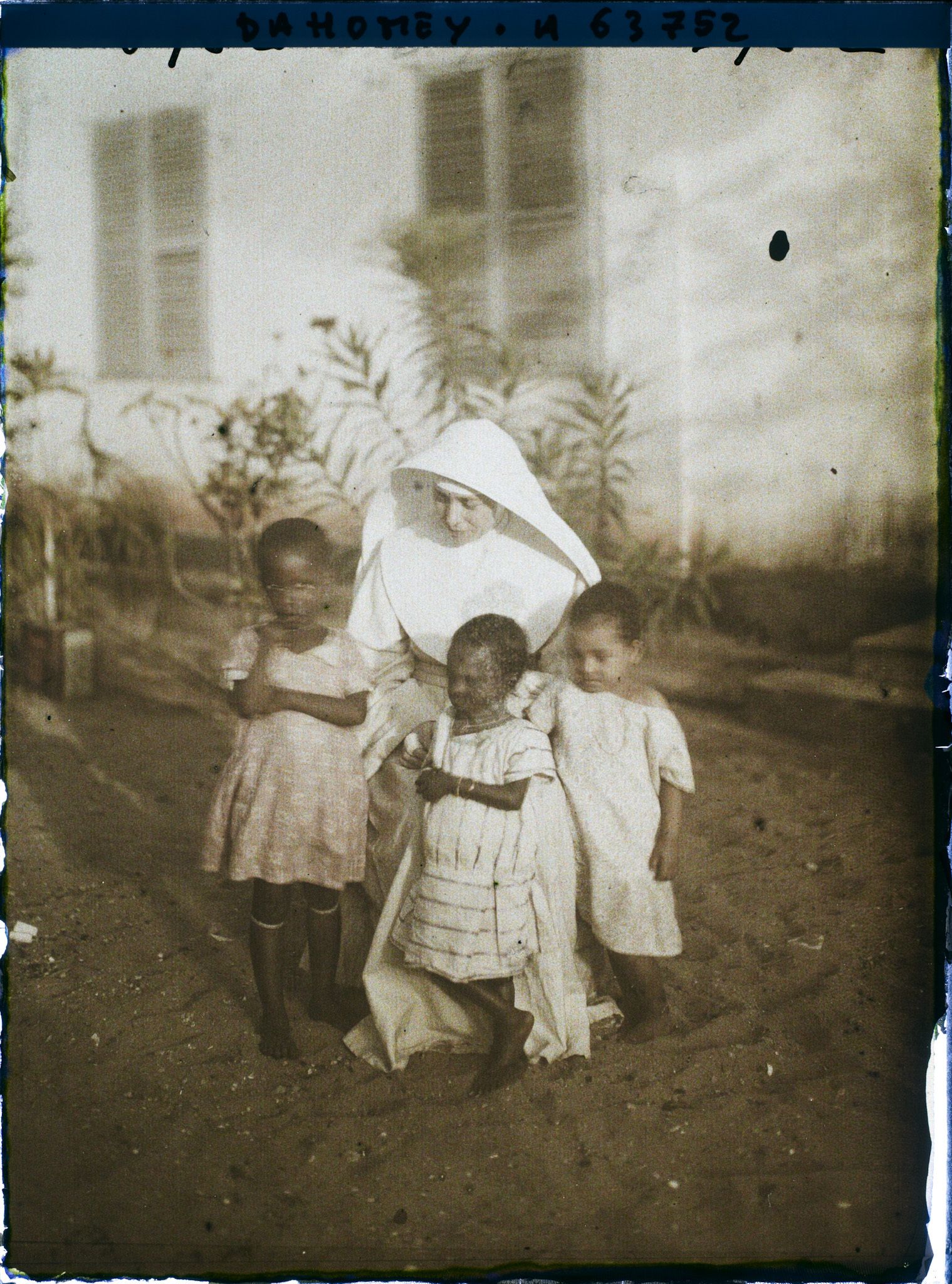 Image représentant La Mère supérieure de la mission catholique et trois petits enfants