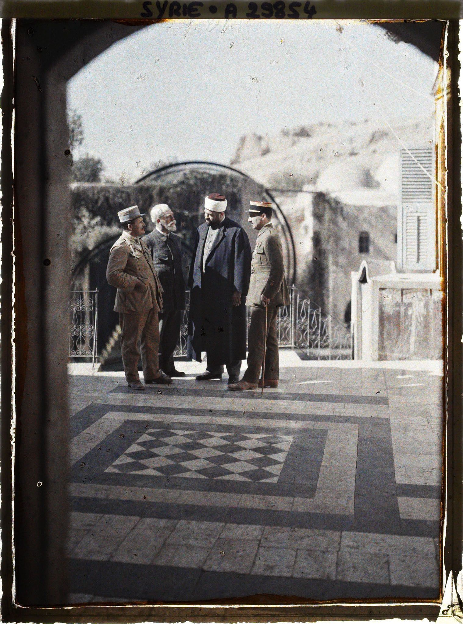 Image représentant Le Professeur Jean Brunhes, deux militaires français et son Excellence Moutesarif Kenali (Gouverneur ?)