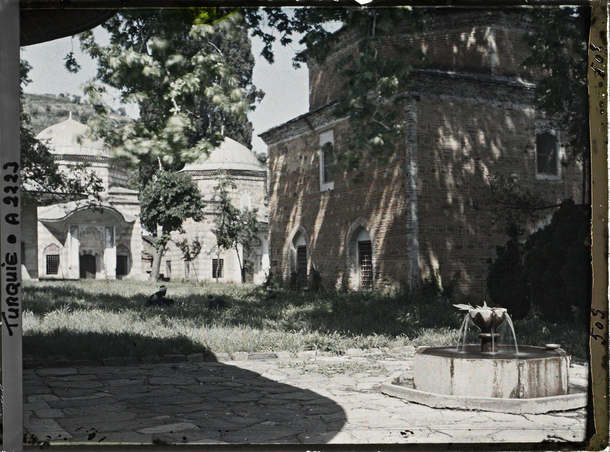 Image représentant Cimetière de la Muradiye Camii (mosquée de Murat II), abritant onze mausolées de la famille impériale ottomane