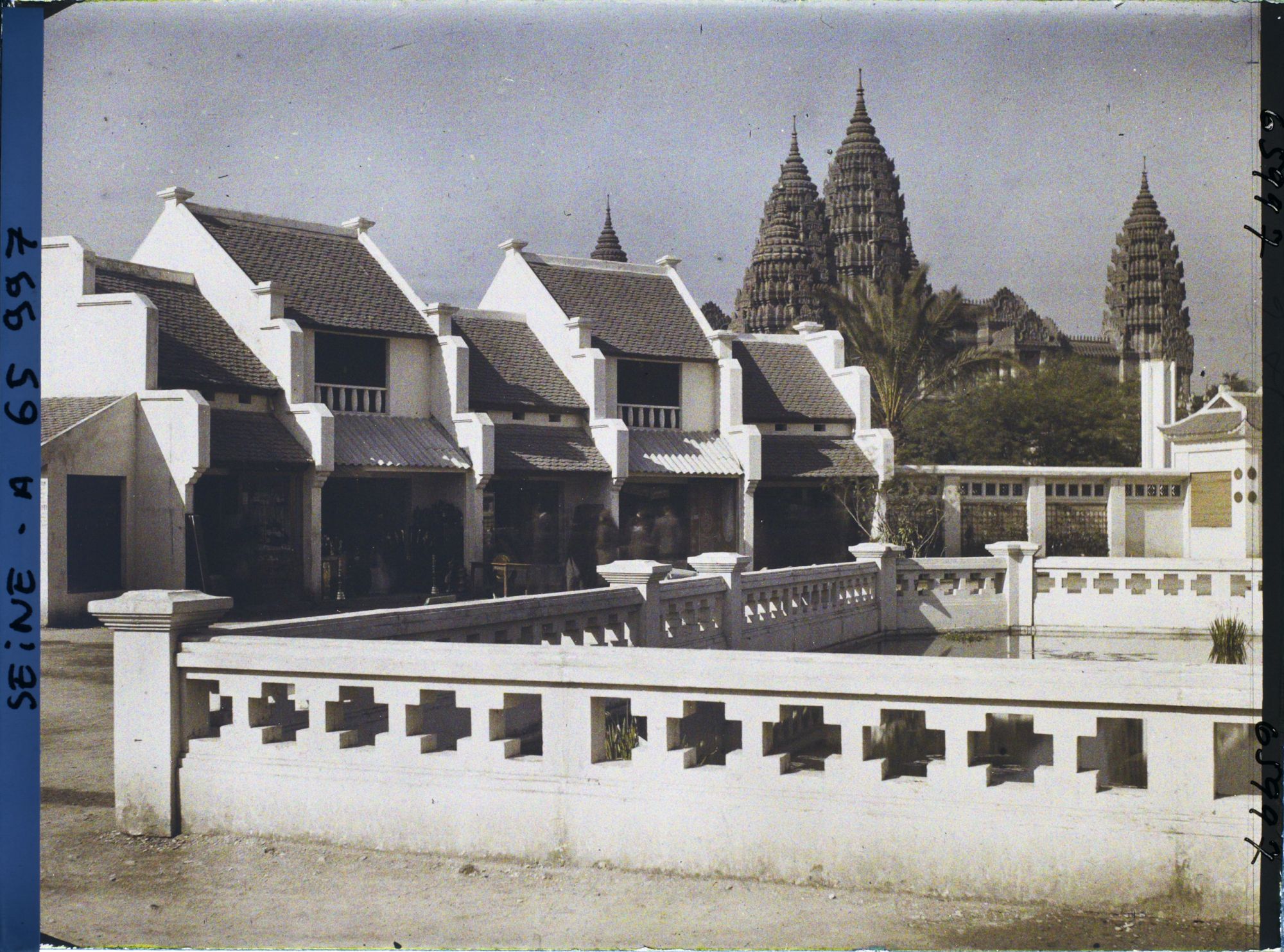 Image représentant L'Exposition Coloniale Internationale de 1931, boutiques et temple d'Angkor Vat