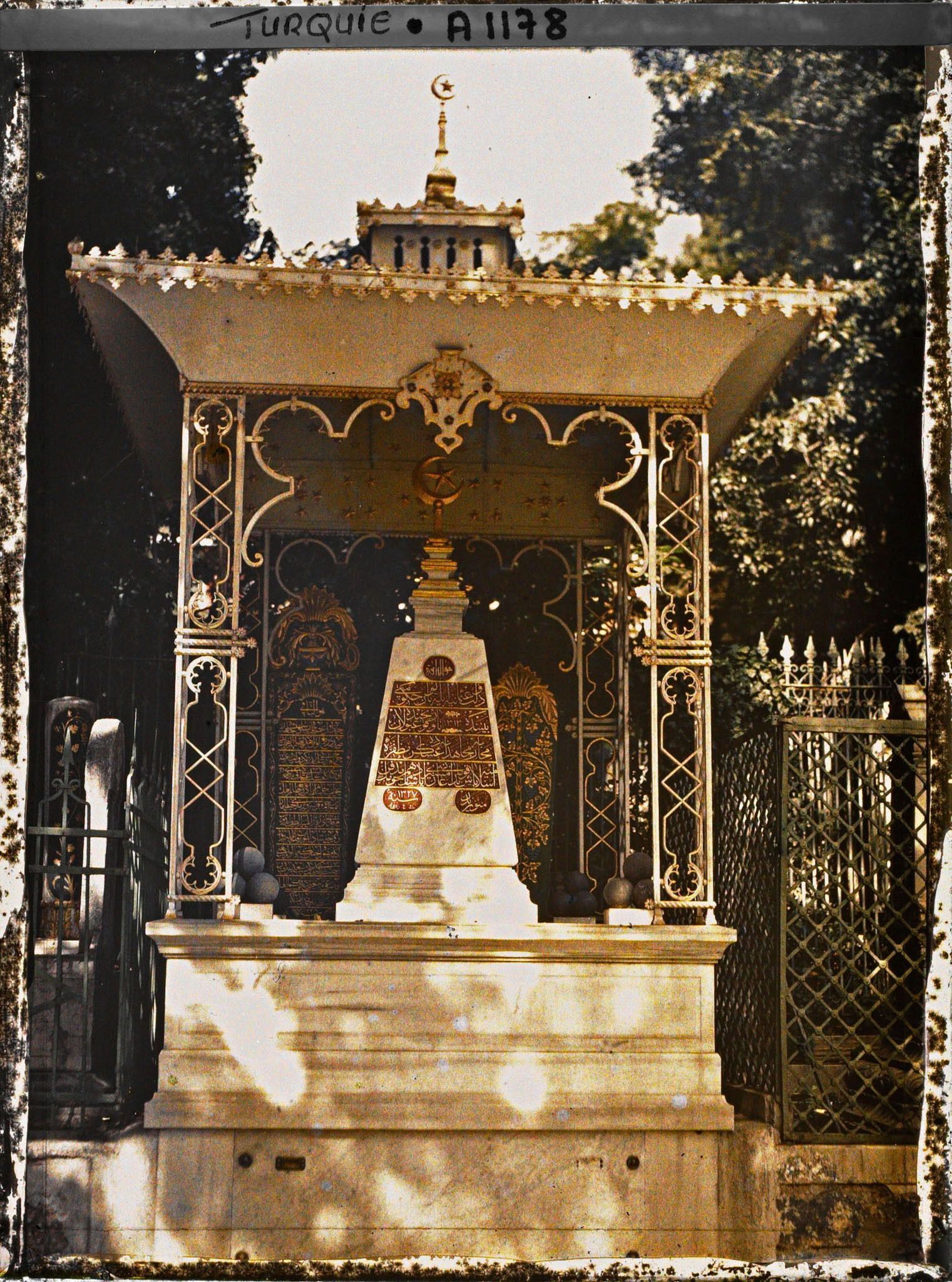 Image représentant Monument funéraire dans le cimetière de l'Eyüp Sultan Camii (la Grande Mosquée d'Eyüp)