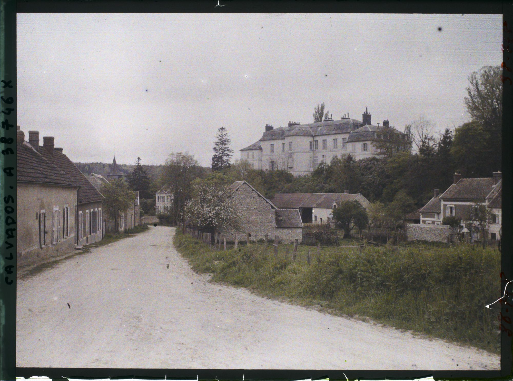 Image représentant Le château dominant le village