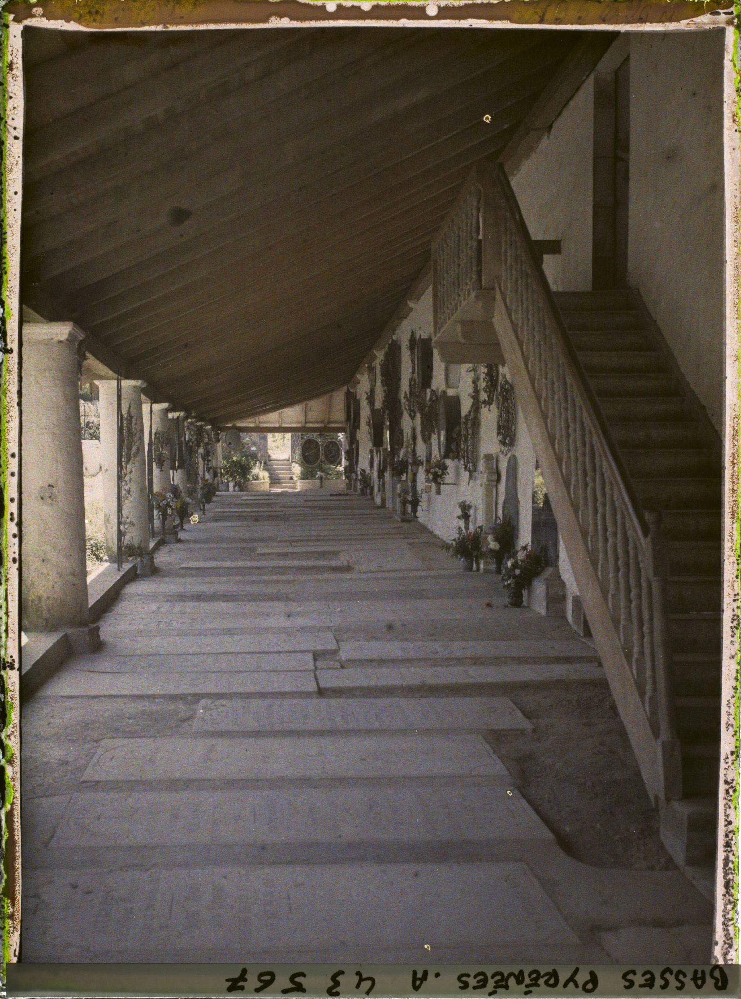 Image représentant France, La Bastide - Clairence, Galeries autour de l'Eglise, pavées de pierres tombales et formant annexe du Cimetière. (à Droite au 1er plan, escalier conduisant aux galies supres dans l'Eglise.