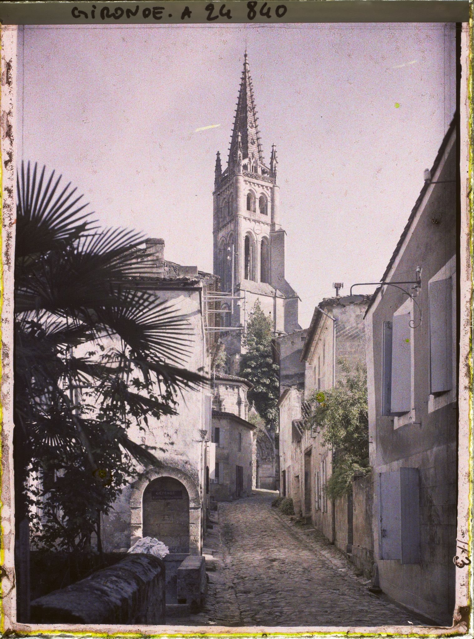 Image représentant L'église Monolithe vue depuis la rue de la petite fontaine