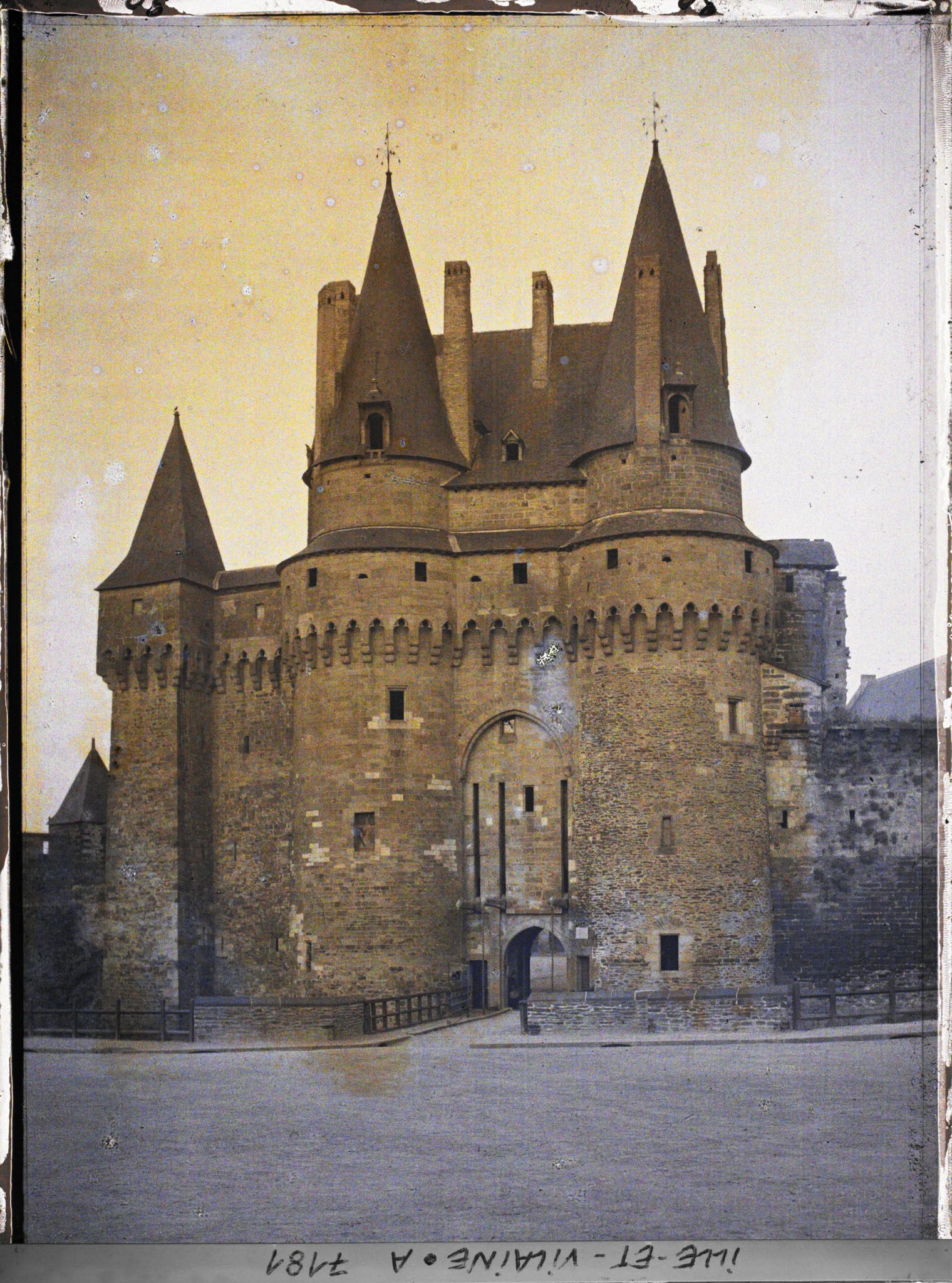 Image représentant L'entrée du château par le châtelet