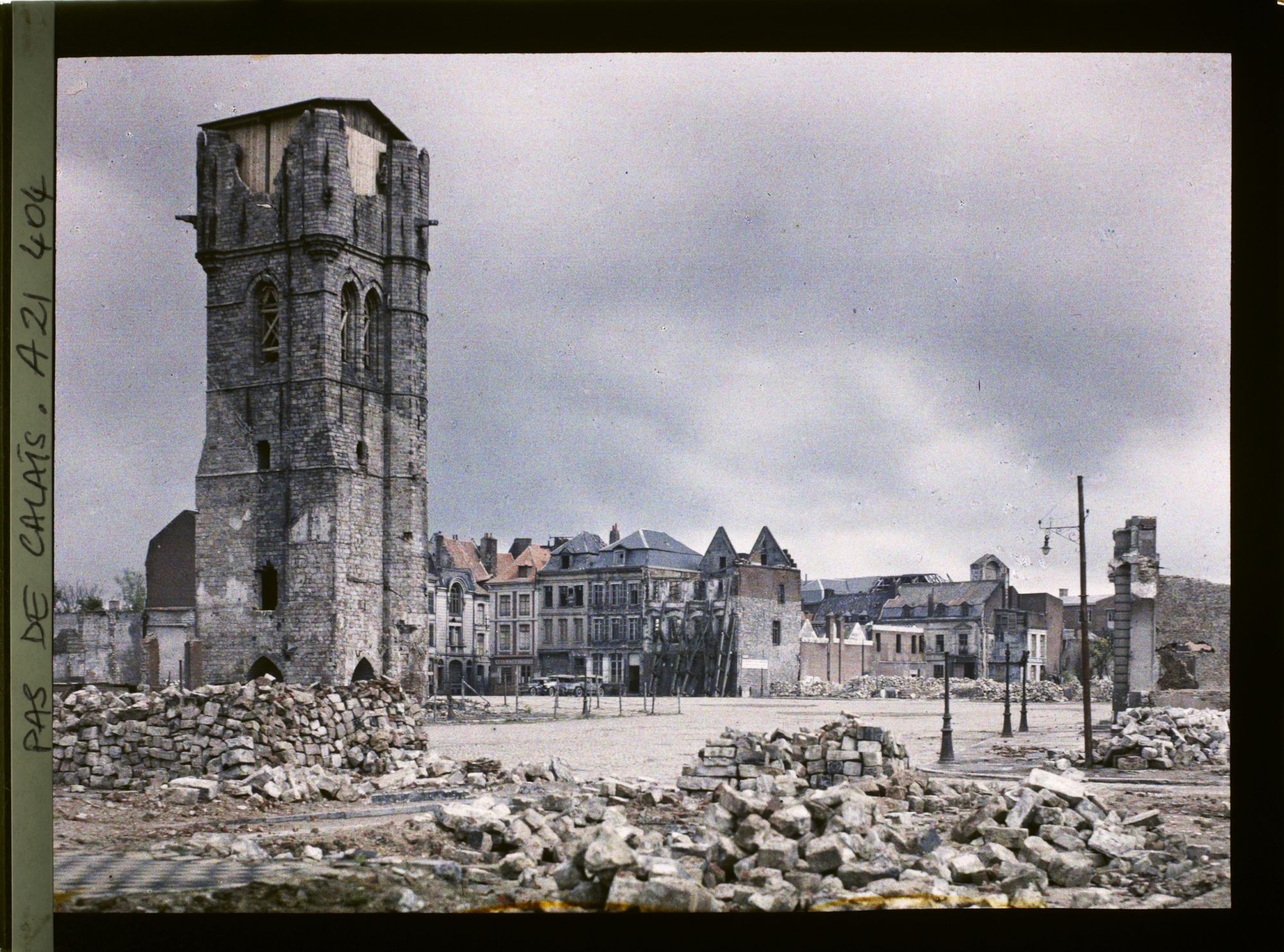 Image représentant France, Béthune, Le beffroi et la grande place vus de l'Ouest