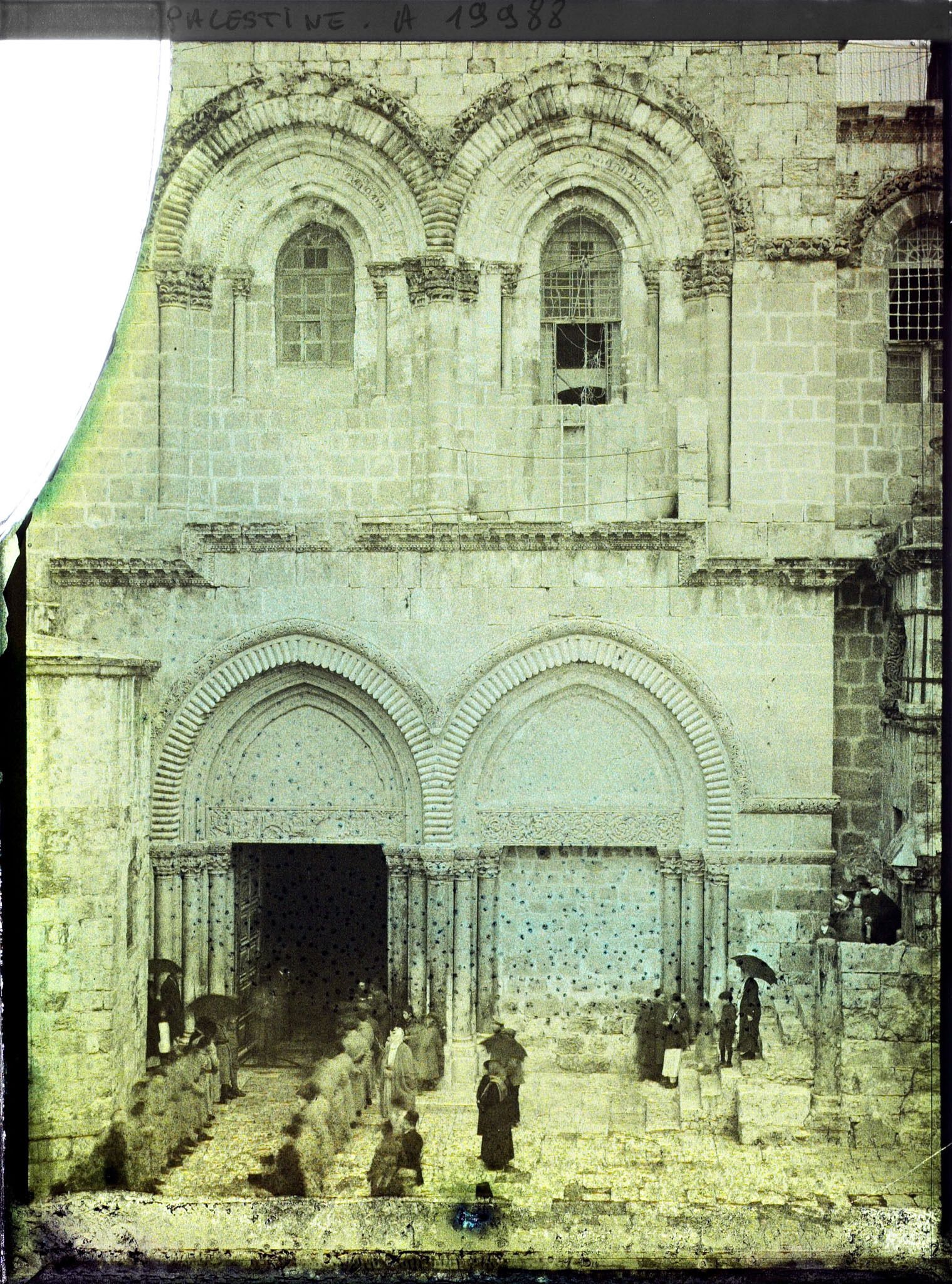 Image représentant Soldats français devant l'entrée sud du Saint Sépulcre