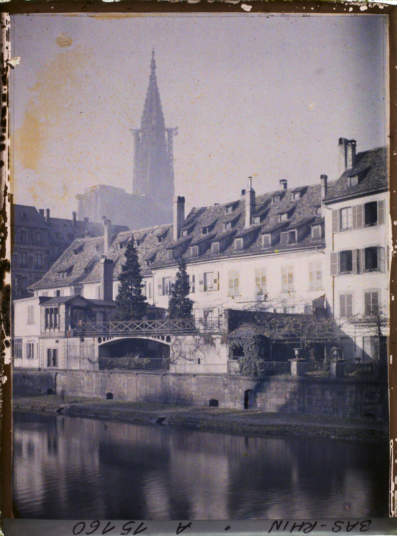 Image représentant France, Strasbourg, La Cathédrale prise du quai des Bâteliers avec vieux toits au 1er plan et l'Ill en avant.
