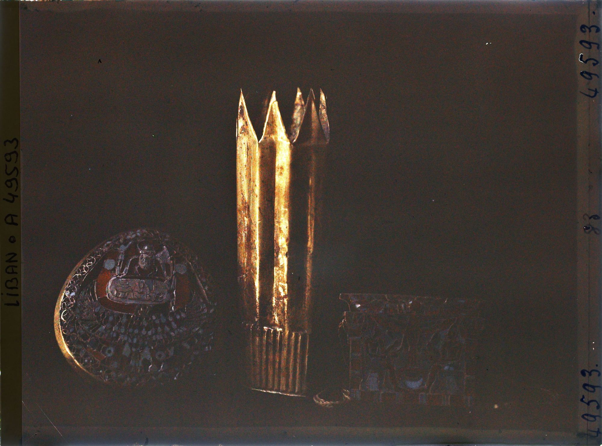 Image représentant Deux pectoraux en cloisonné et objet en or