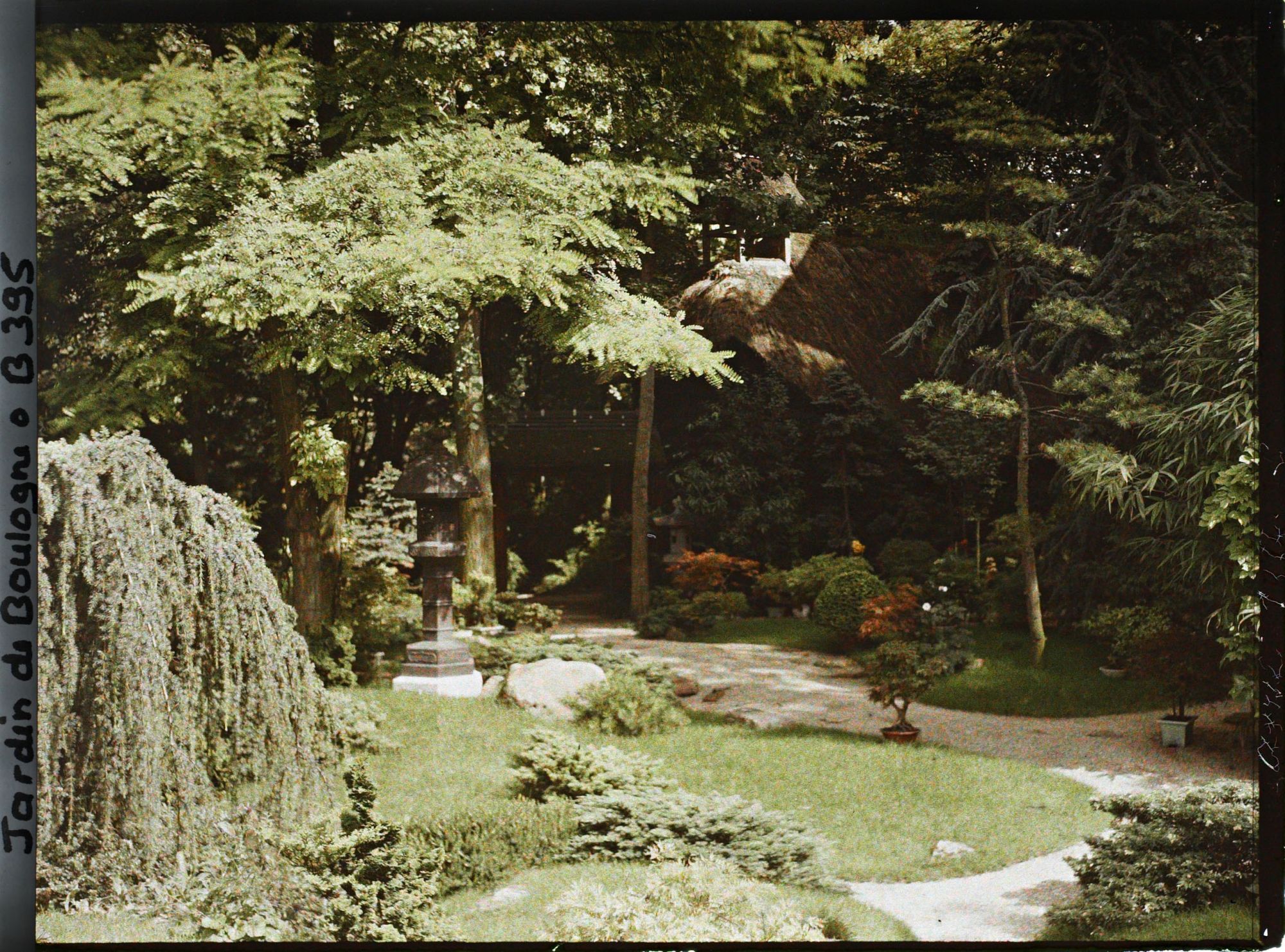 Image représentant Lanterne du " village japonais " proche du jardin anglais