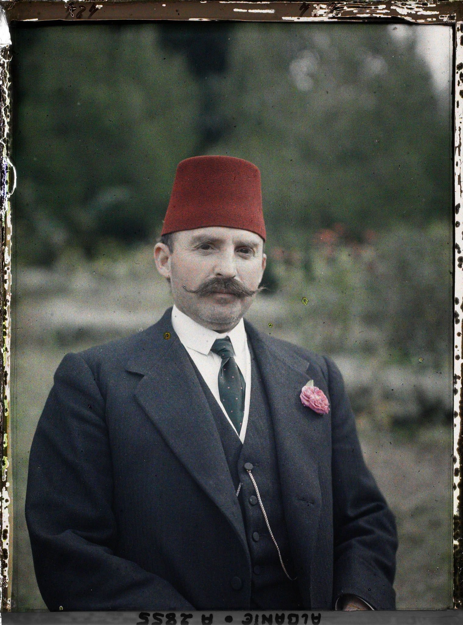 Image représentant Essad Pacha assis