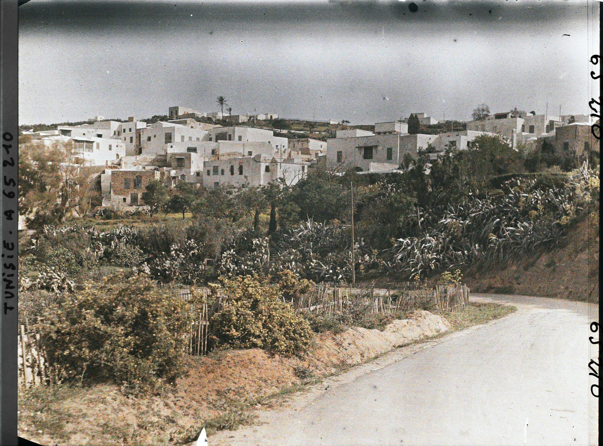 Image représentant La route montant vers le village