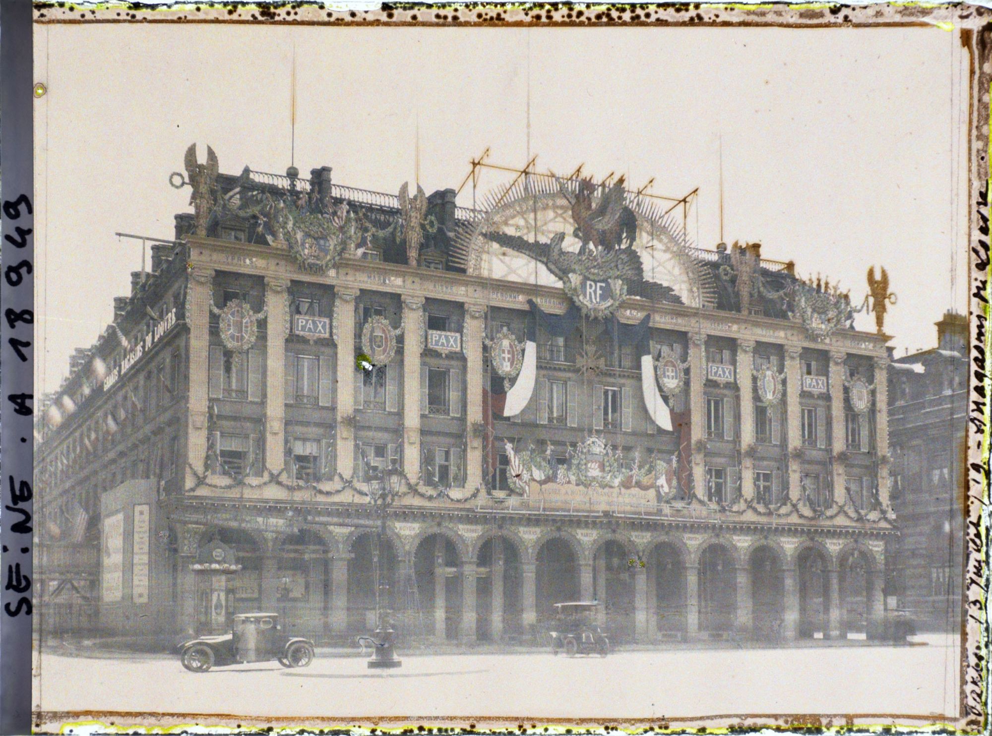 Image représentant Décorations sur les magasins du Louvre place du Palais-Royal pour les fêtes de la Victoire des 13 et 14 juillet 1919