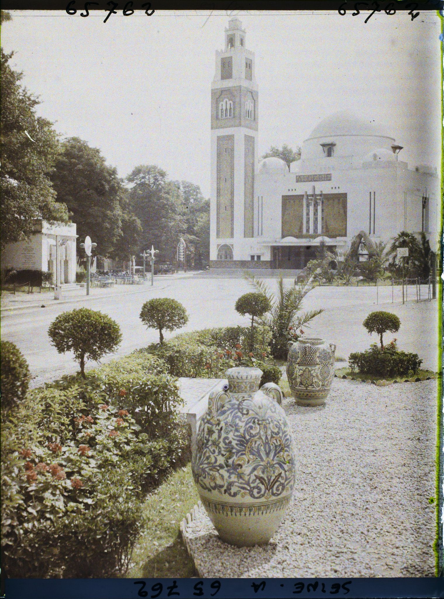 Image représentant L'Exposition Coloniale Internationale de 1931, vue en direction du pavillon de l'Algérie