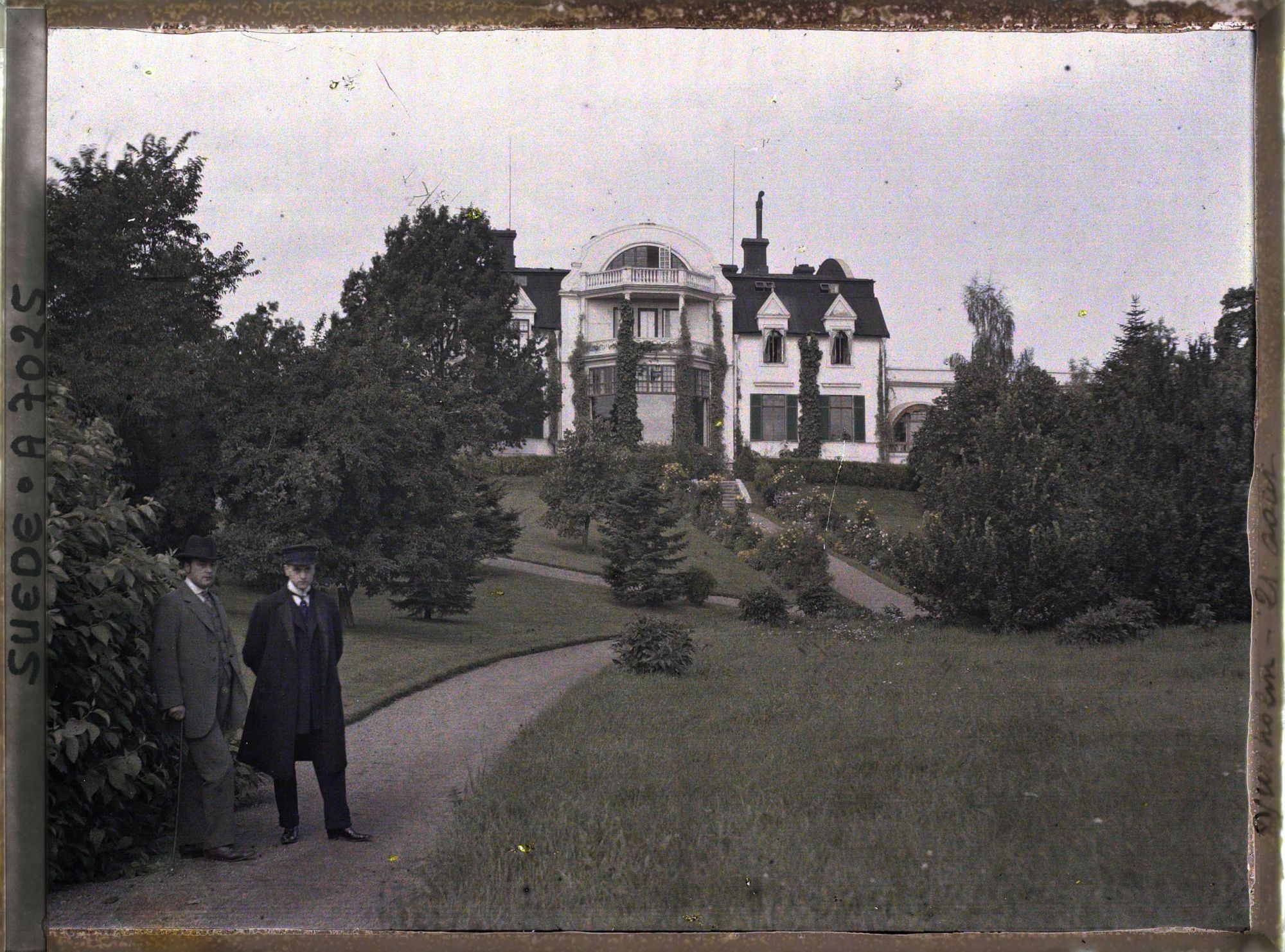 Image représentant Deux membres de la famille Palme devant la villa éponyme