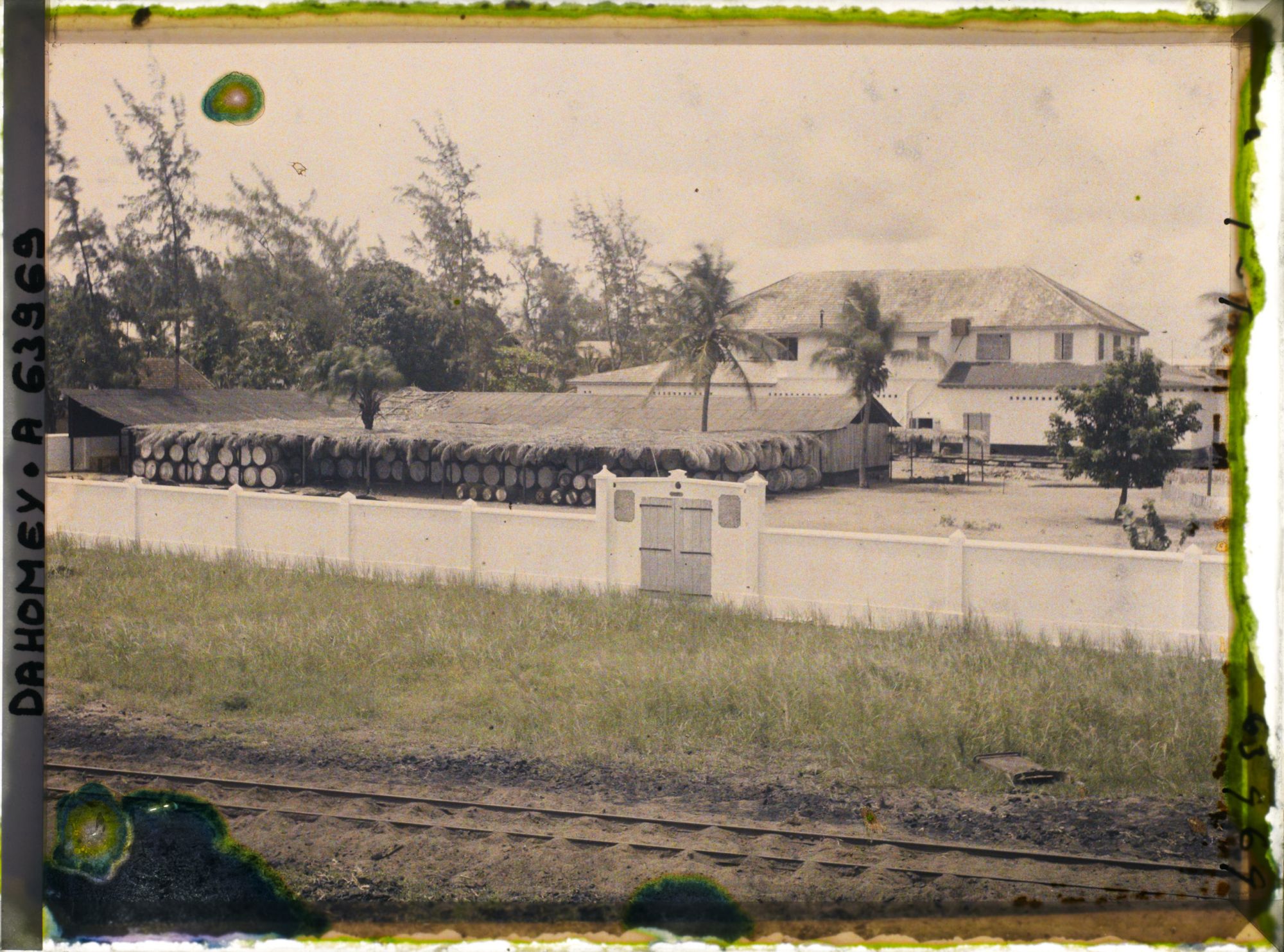Image représentant Cour d'une factorerie d'huile de palme