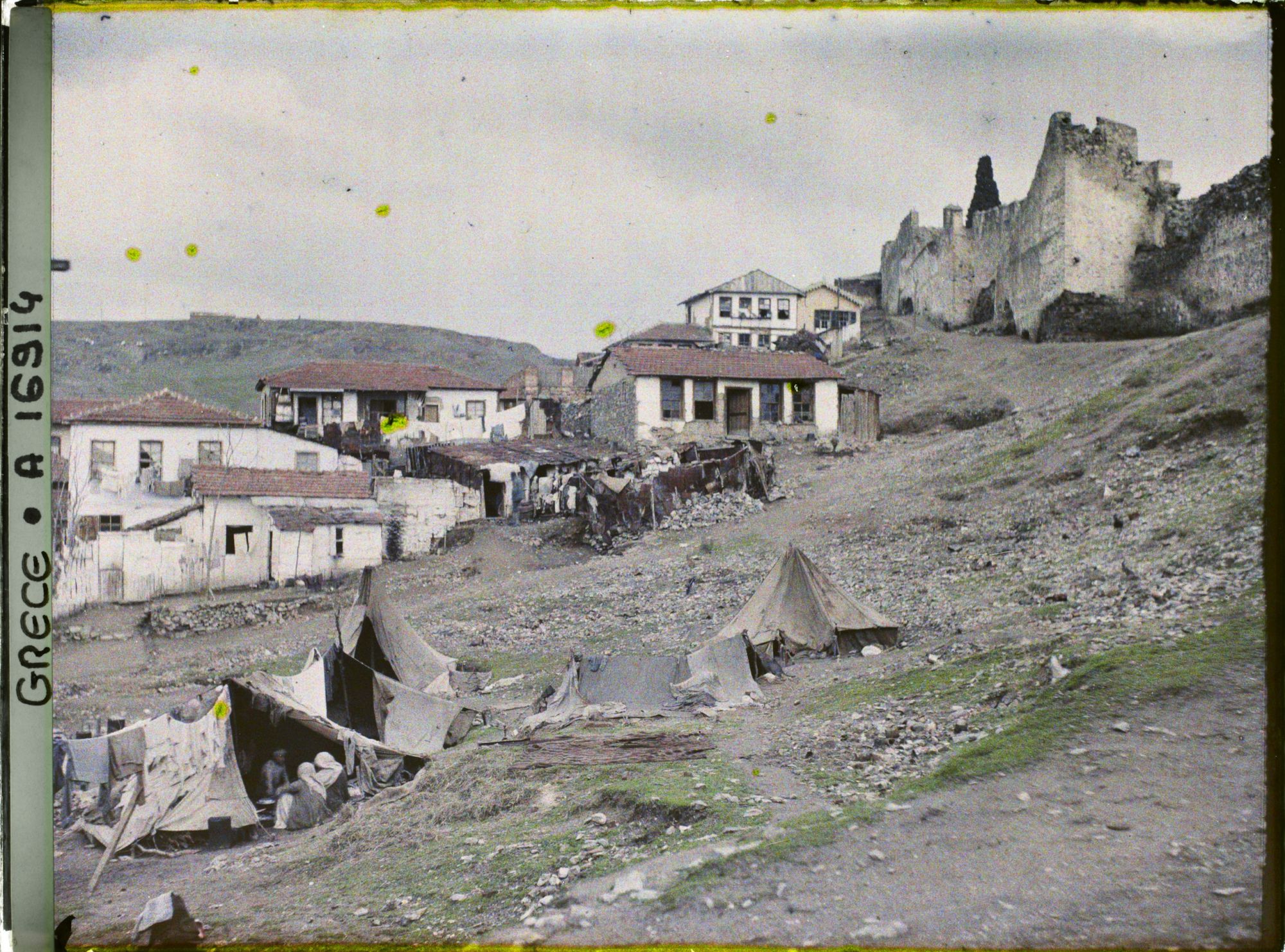 Image représentant Grèce, Salonique, Campement bohémien derrière les remparts