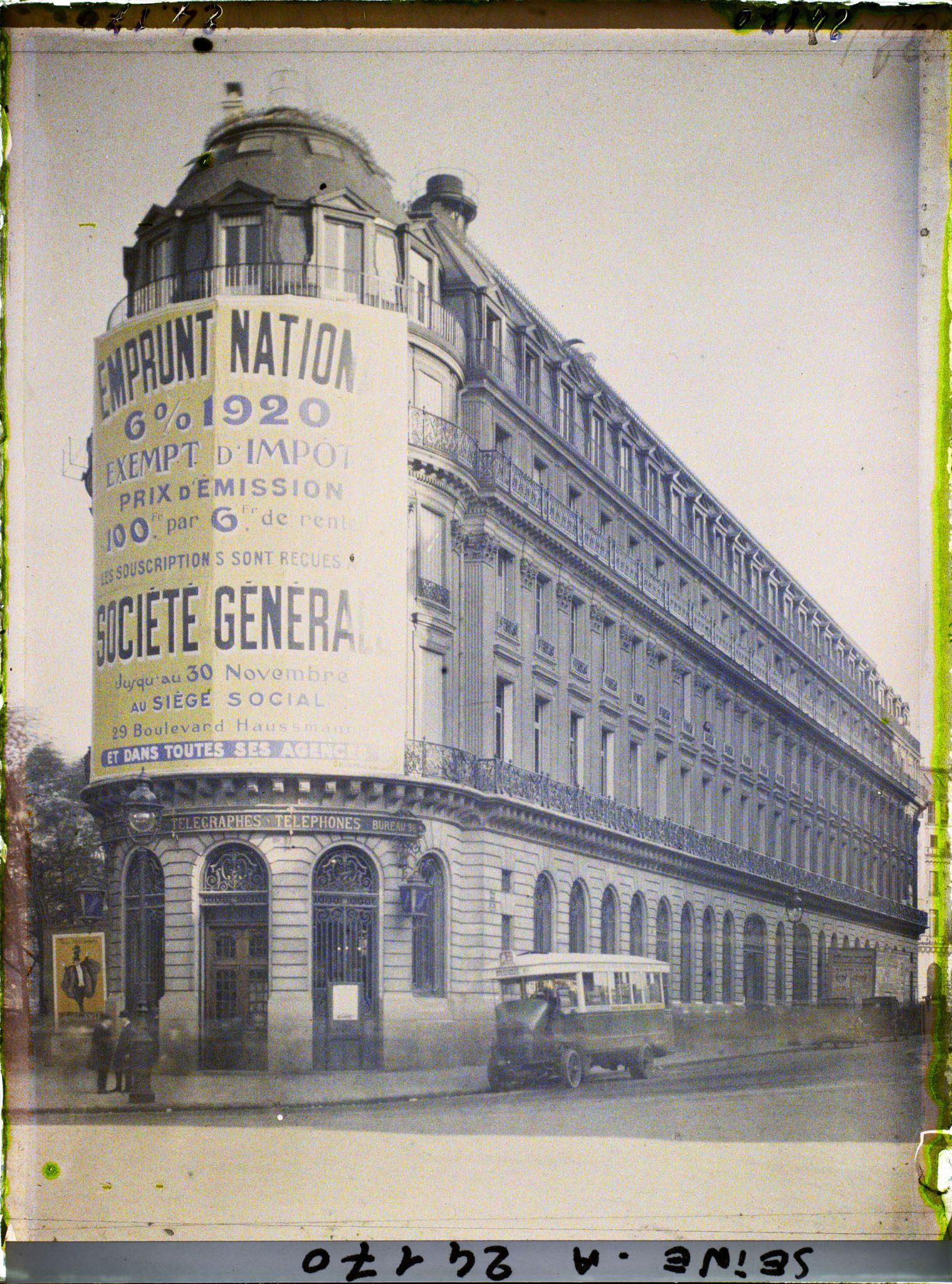 Image représentant Affiche pour l'emprunt national de 1920 sur la façade du siège social de la Société Générale, 29 boulevard Haussmann