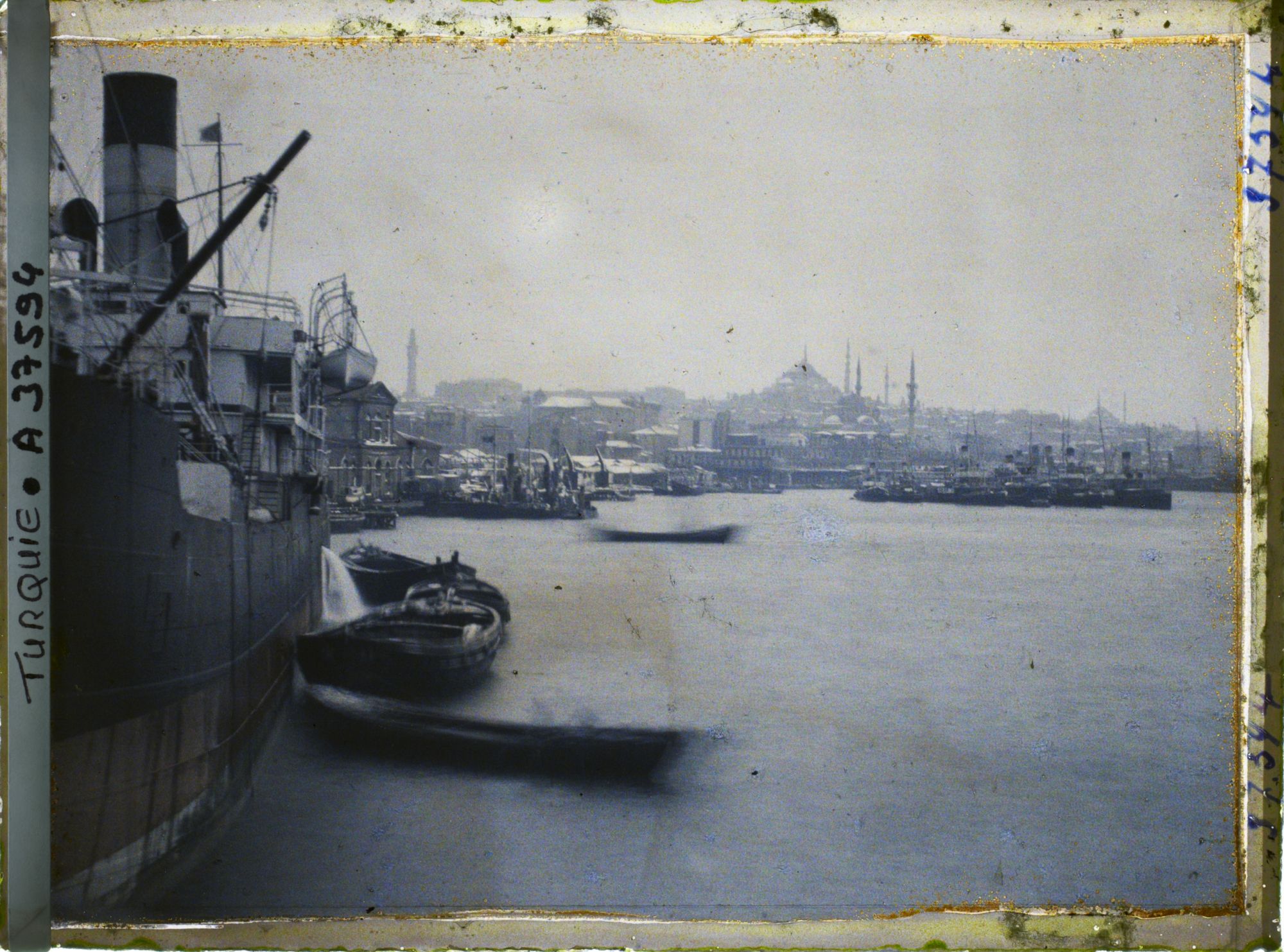 Image représentant Paquebots au port dans la Corne d'Or