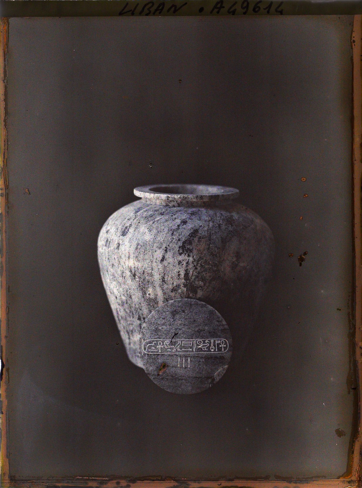 Image représentant Vase du mobilier funéraire du roi Yp Chemou Abi (Byblos, XVIIIe siècle av. J.-C.)