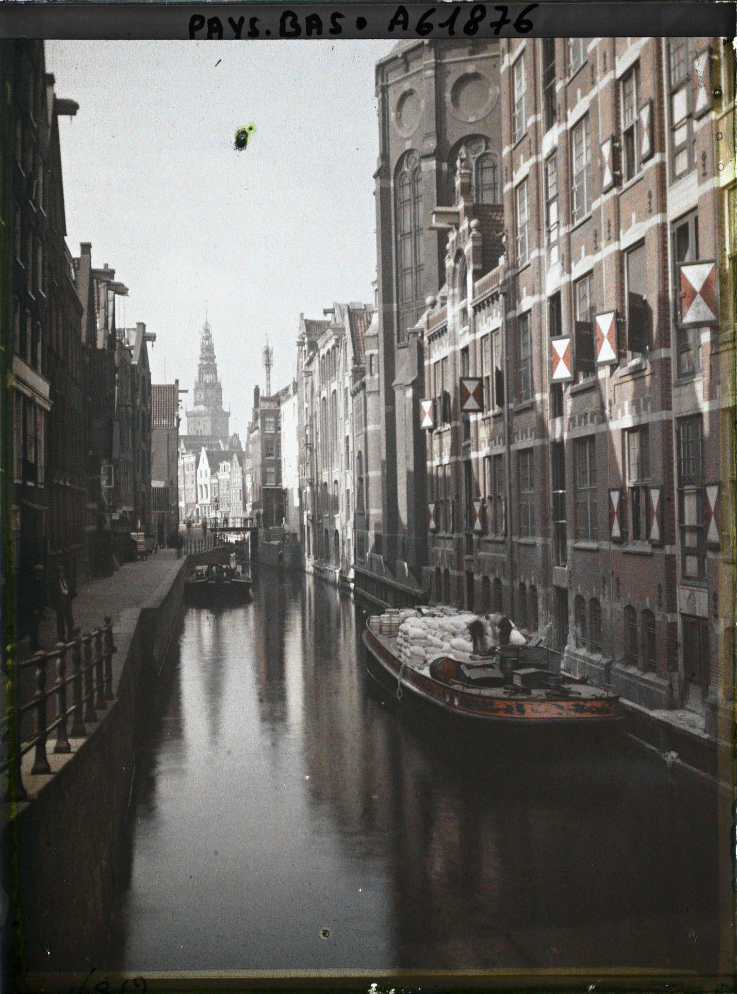 Image représentant Le Oudezijdskolk qui aboutit dans le Oudezijds Voorburgwal