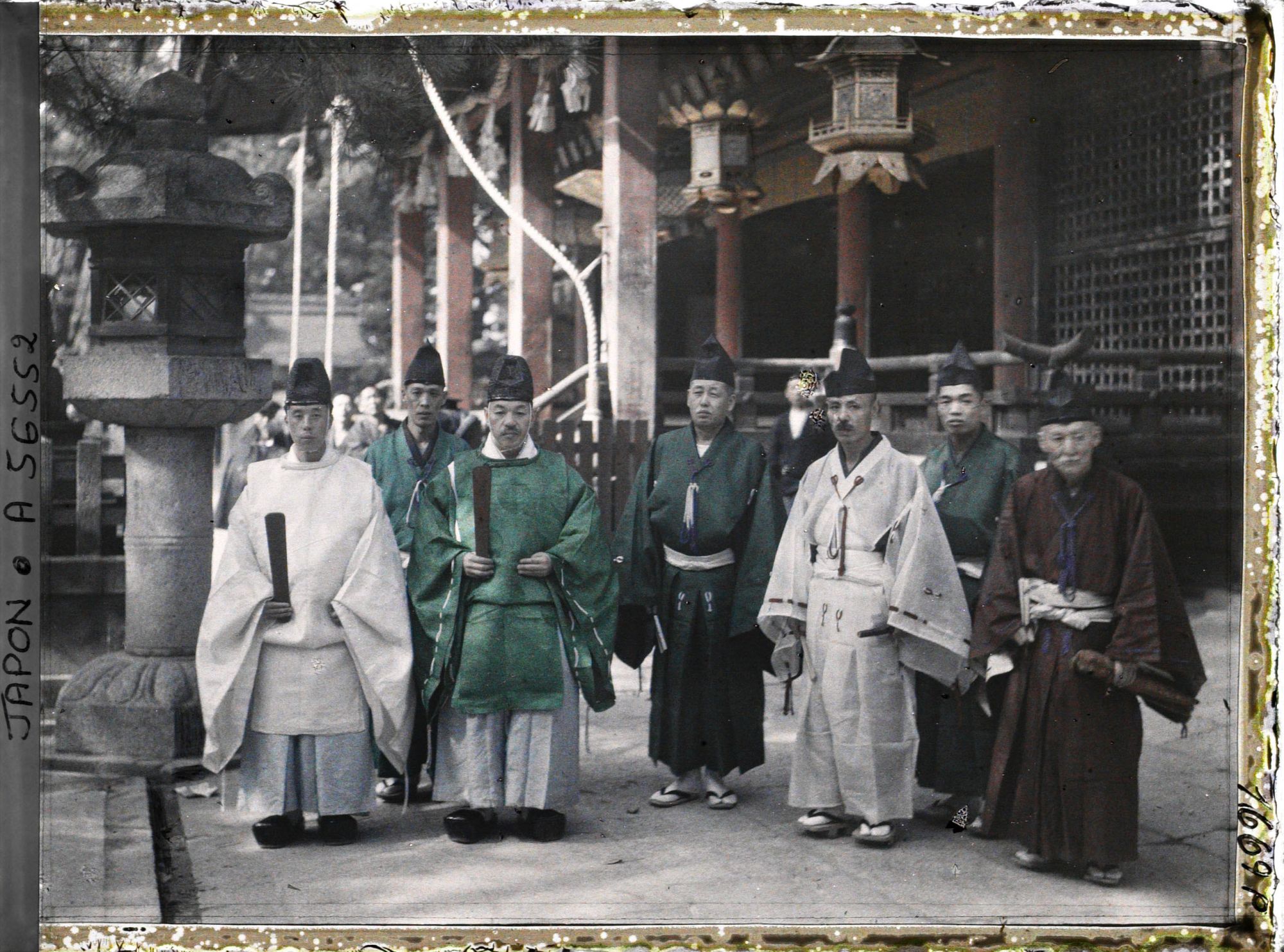 Image représentant Le sanctuaire Yasaka-jinja (appelé également Gion-jinja) : prêtres shintoïstes en costume de cérémonie, le jour de la fête Shichi-go-san (" sept-cinq-trois ")