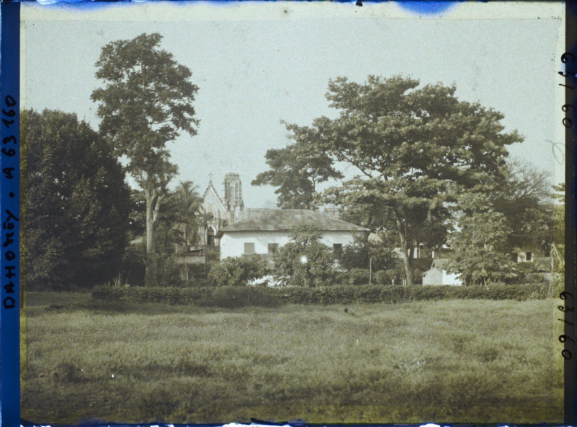 Image représentant Vue sur l'église de la mission catholique