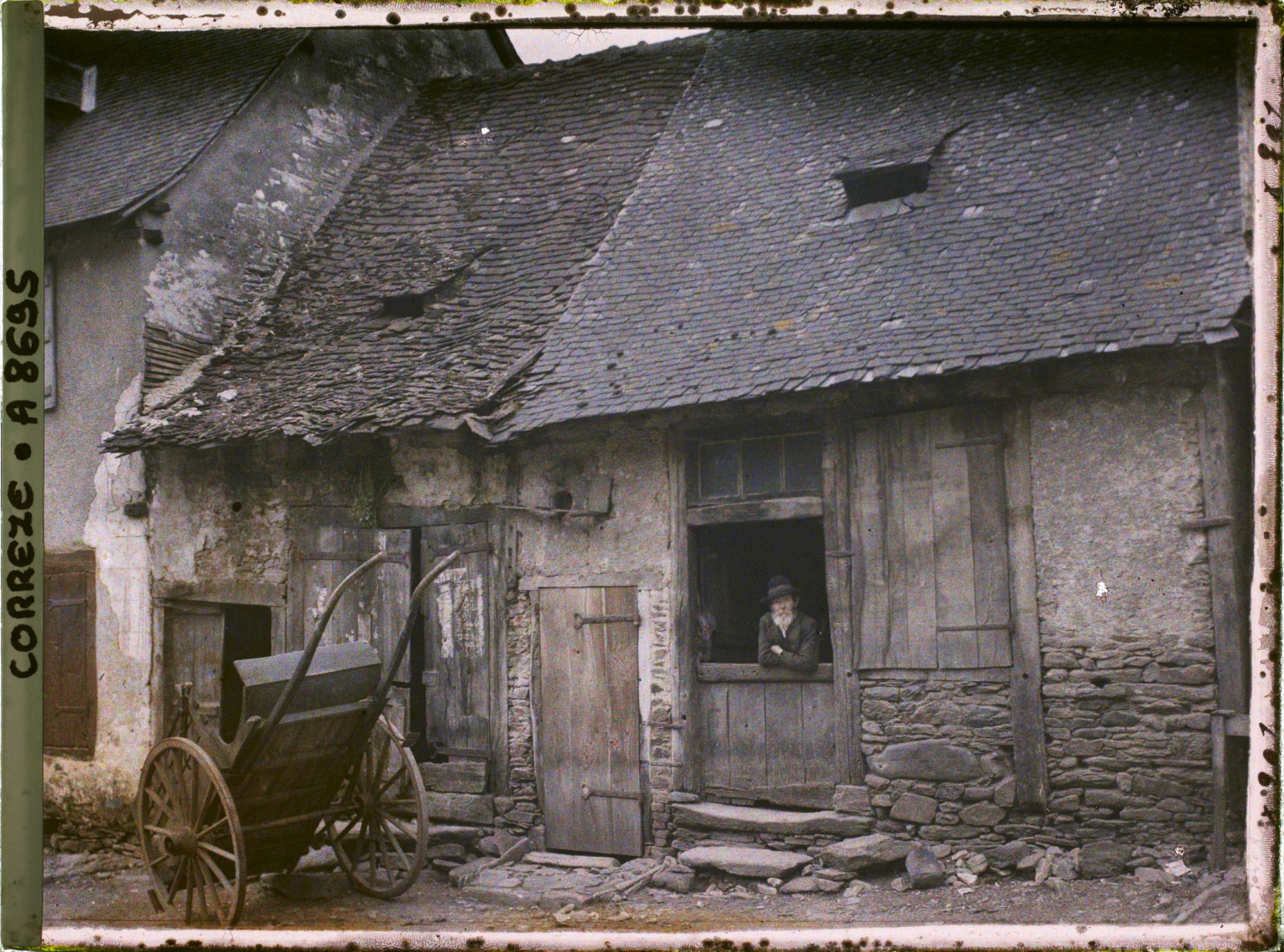 Image représentant Monsieur Jean Foyat dans la maison où il est né