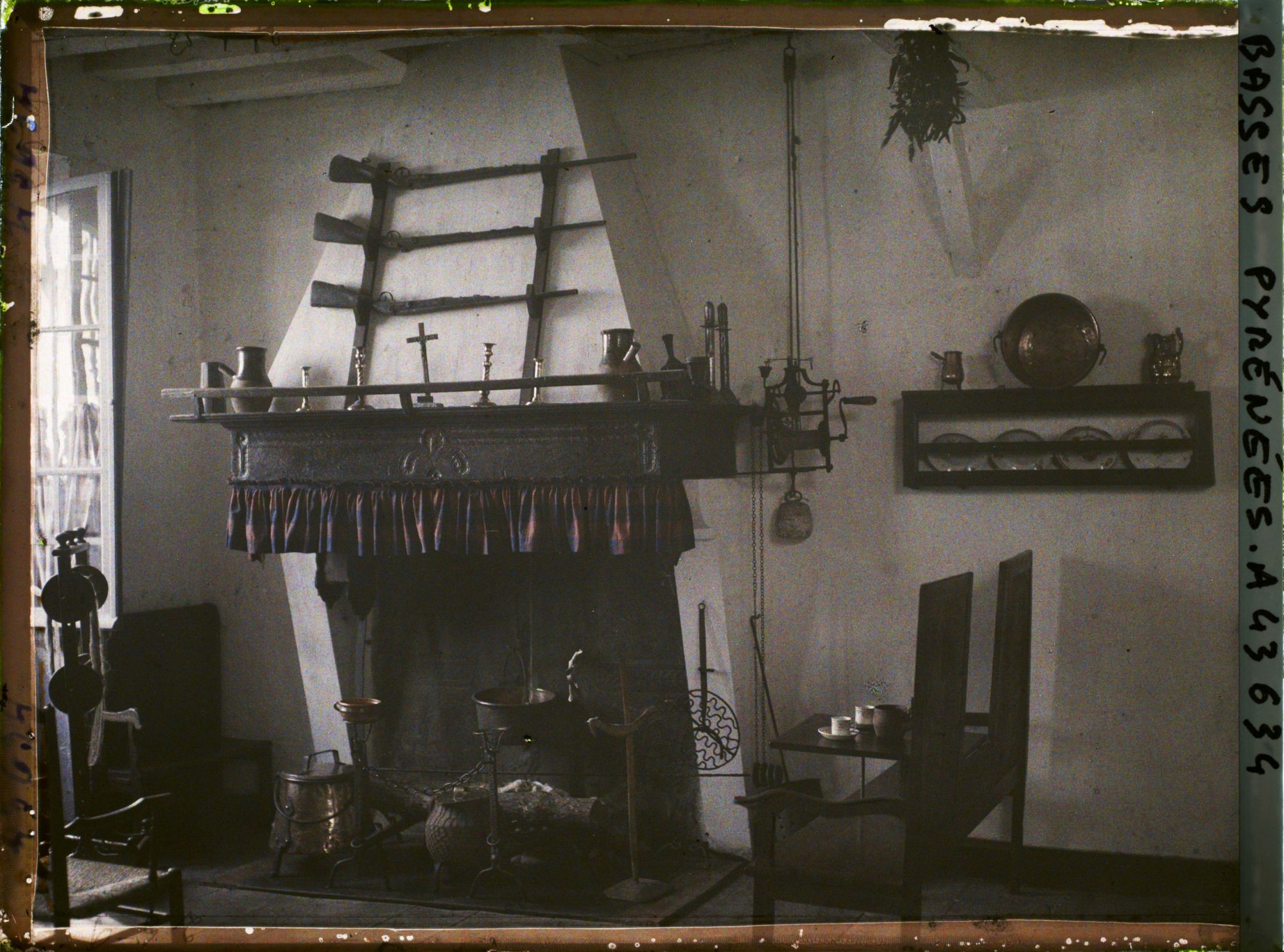 Image représentant France, Bayonne, Cuisine basque, le banc réservé à l'ancêtre, près la Cheminée