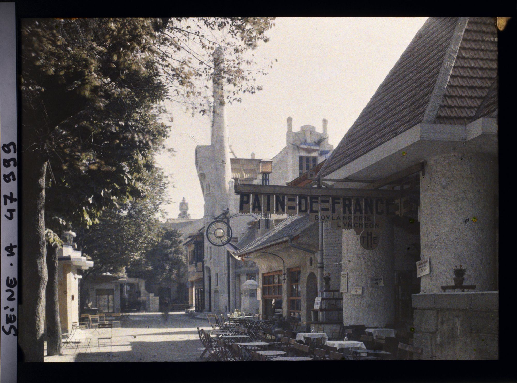 Image représentant L'Exposition des arts décoratifs, Le Village français, Boulangerie Au Pain de France architecte Alfred Levard, Kern boulanger