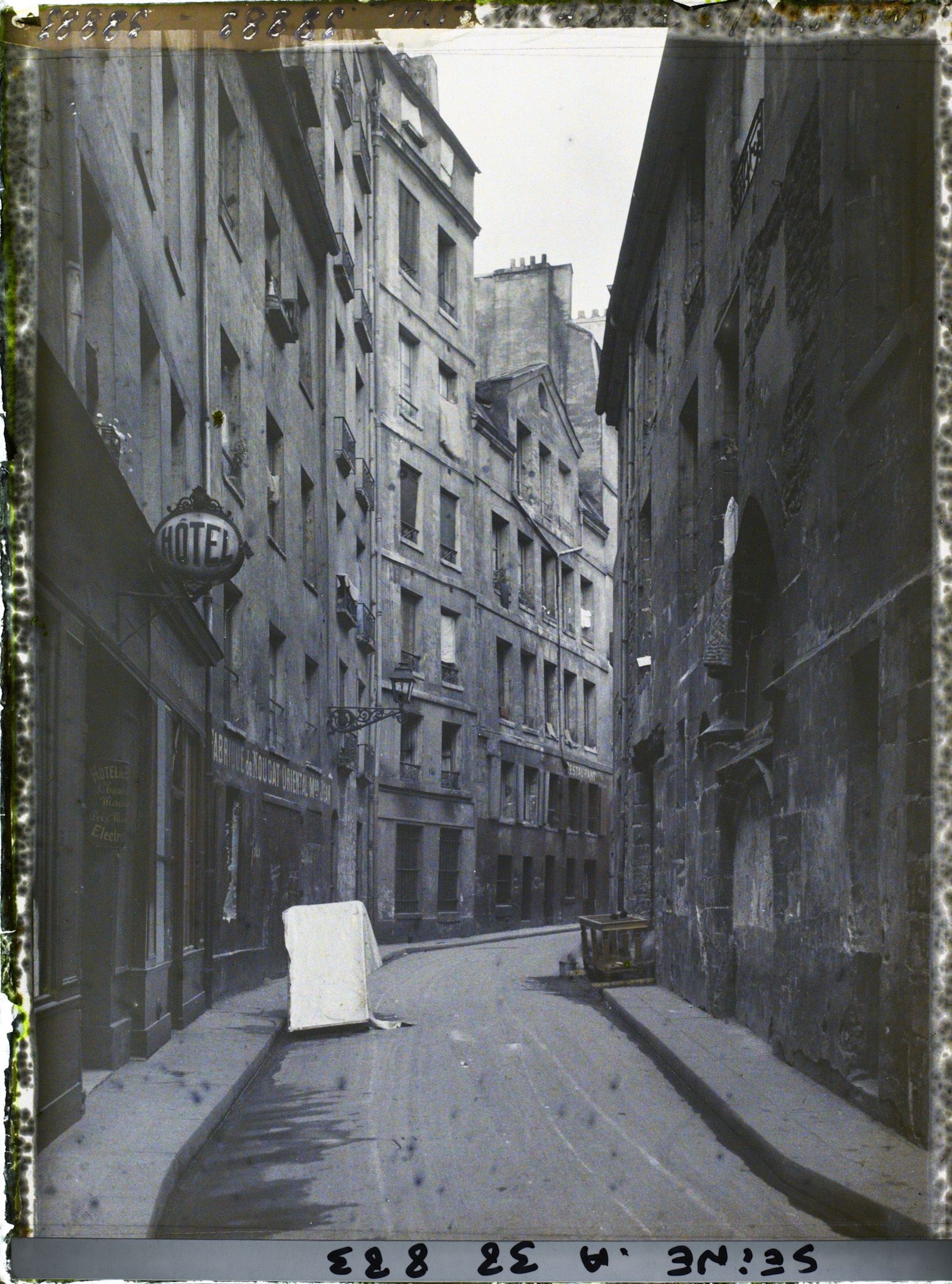 Image représentant Le début de la rue de l'Hôtel-de-Ville, au niveau de l'Hôtel de Sens