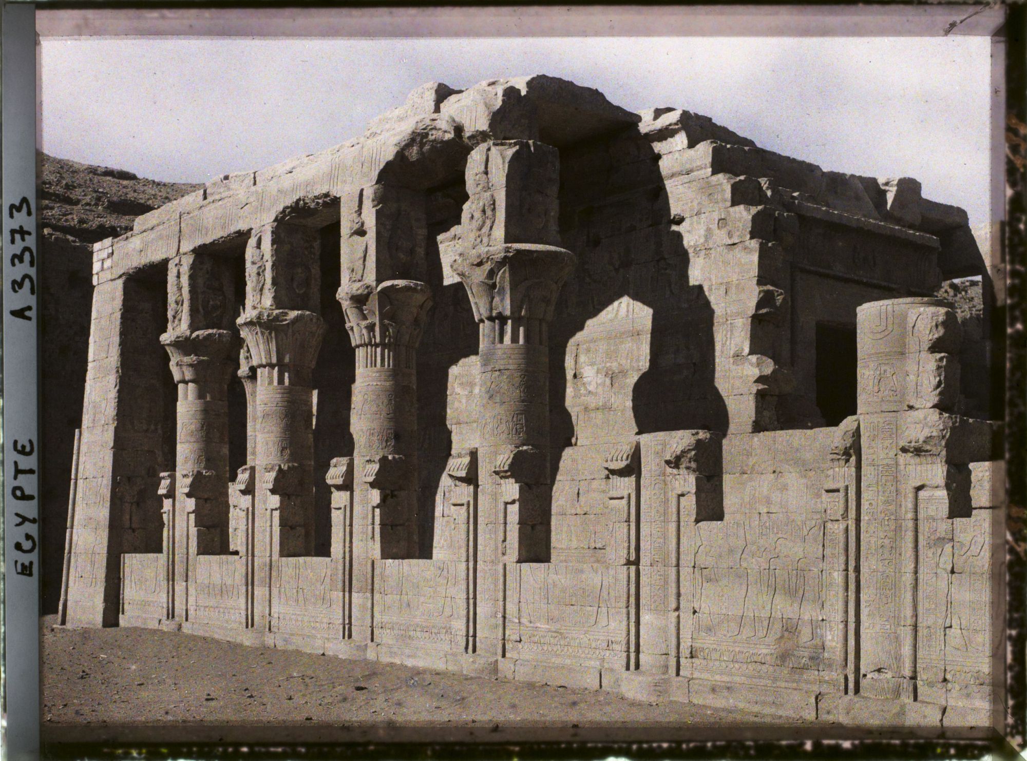 Image représentant null Mammisi dédié à Harsomtous sur le parvis du temple d'Horus